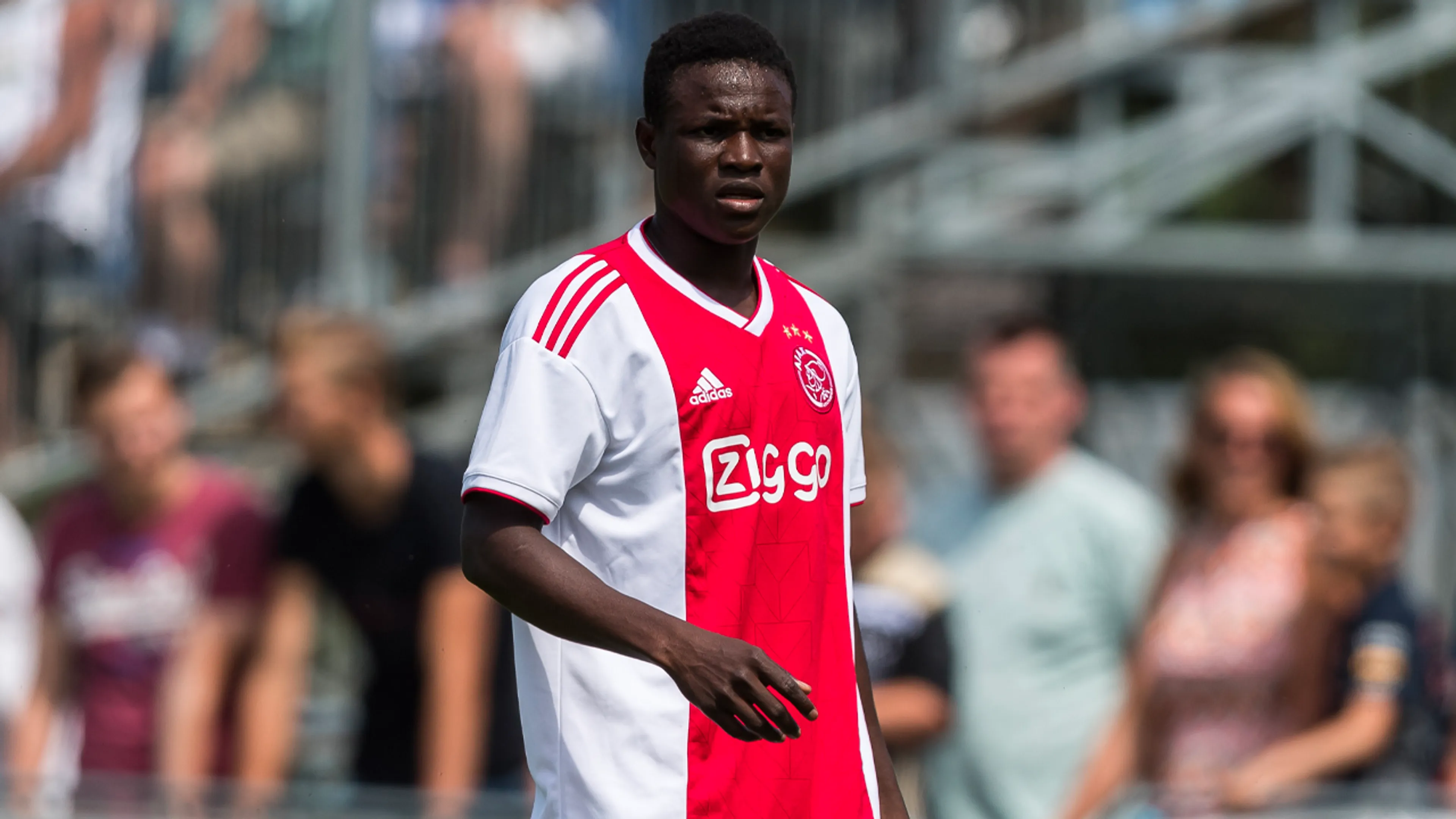 Mislukte miljoenenaankoop Bandé vertrekt na vier jaar definitief bij Ajax