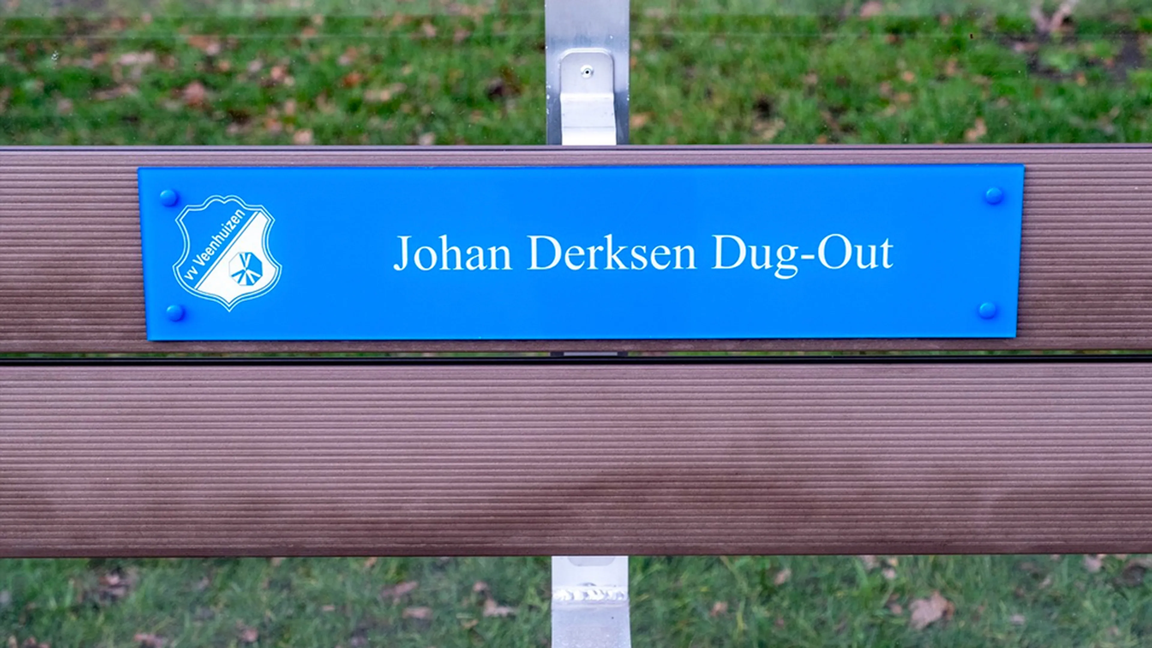 Amateurclub onthult Johan Derksen dug-out
