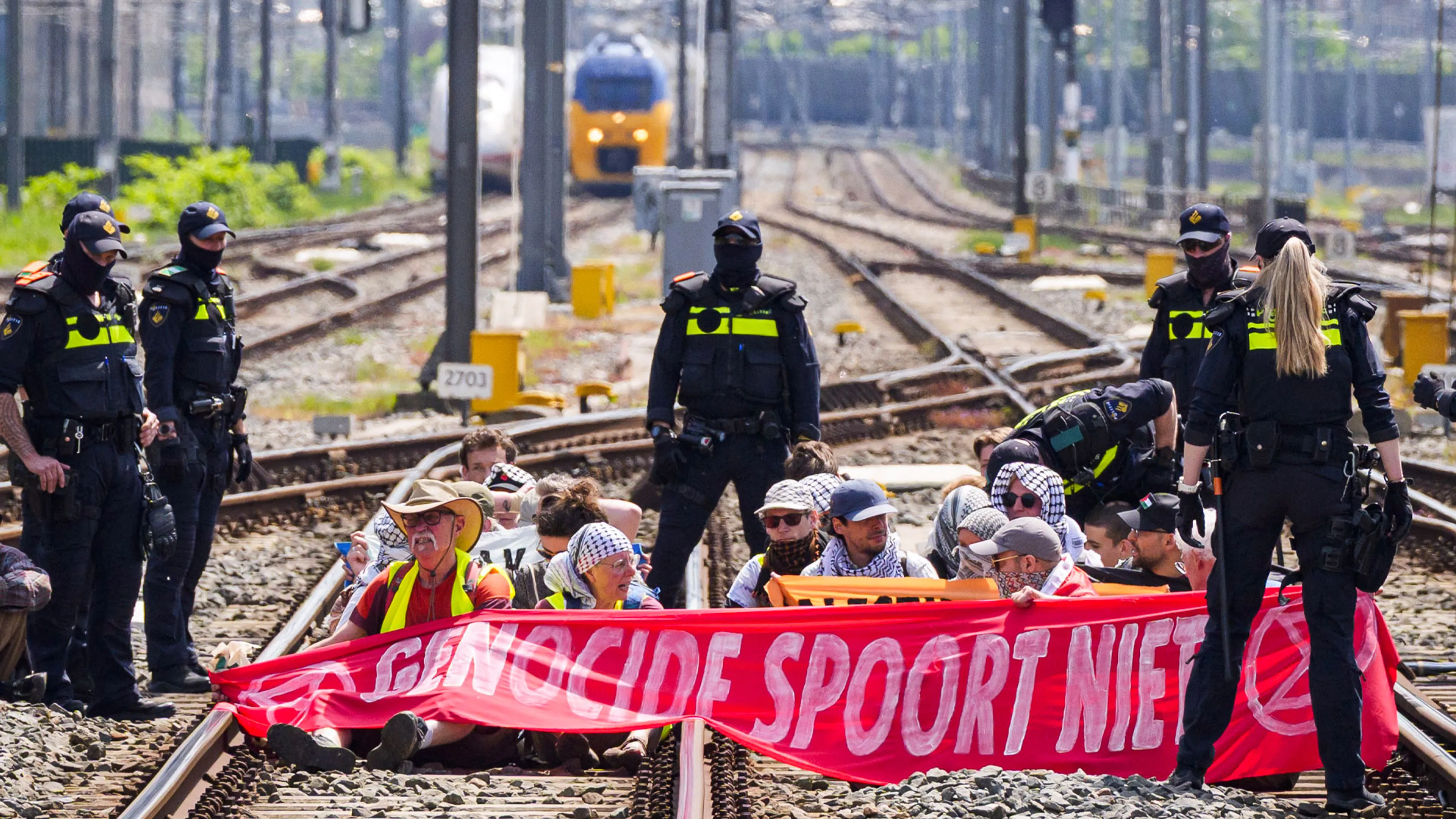 Geen treinen van en naar Utrecht Centraal door protest Extinction Rebellion op spoor