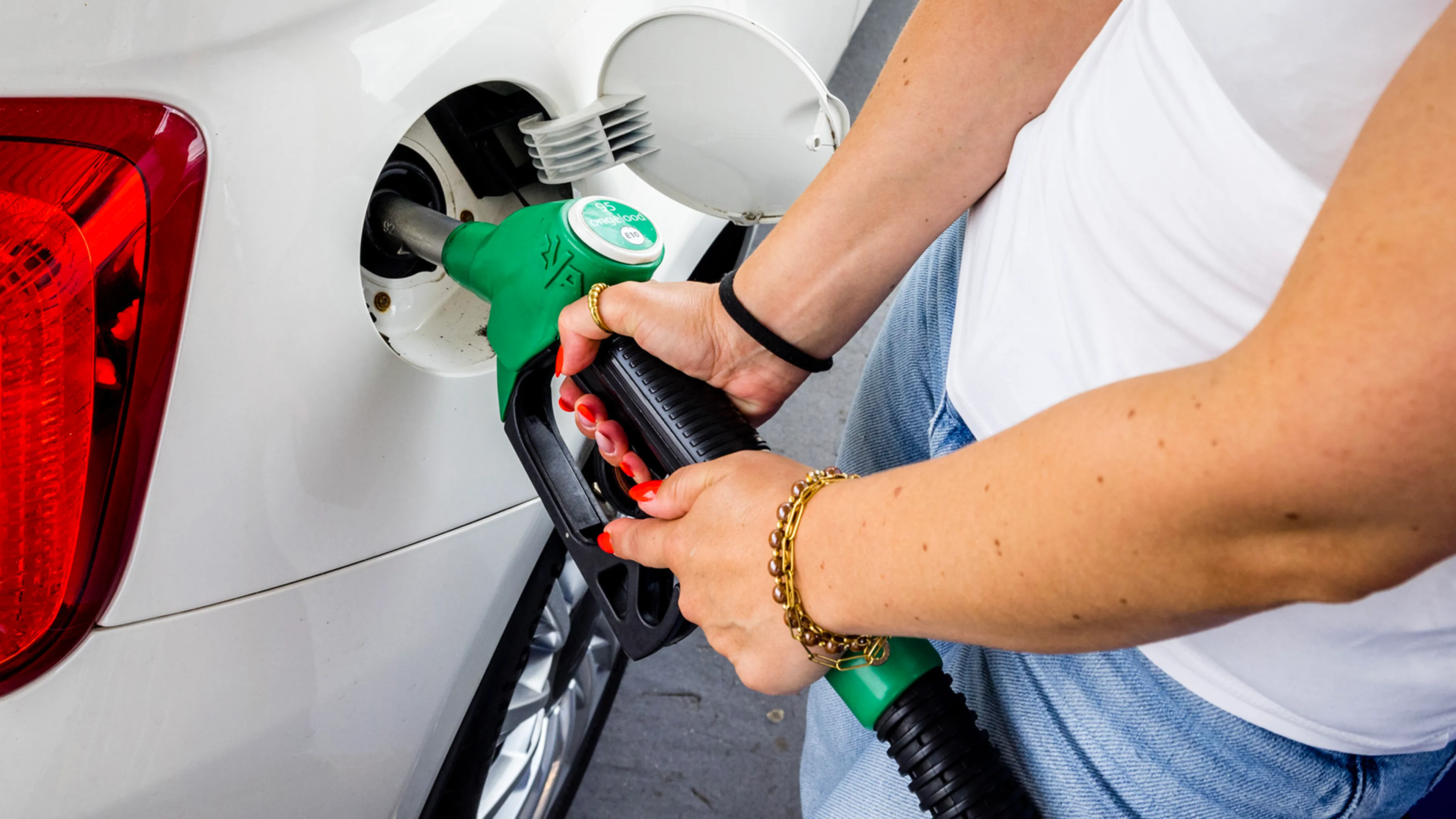 Tanken wordt weer duurder: brandstofprijzen op hoogste niveau sinds 2023