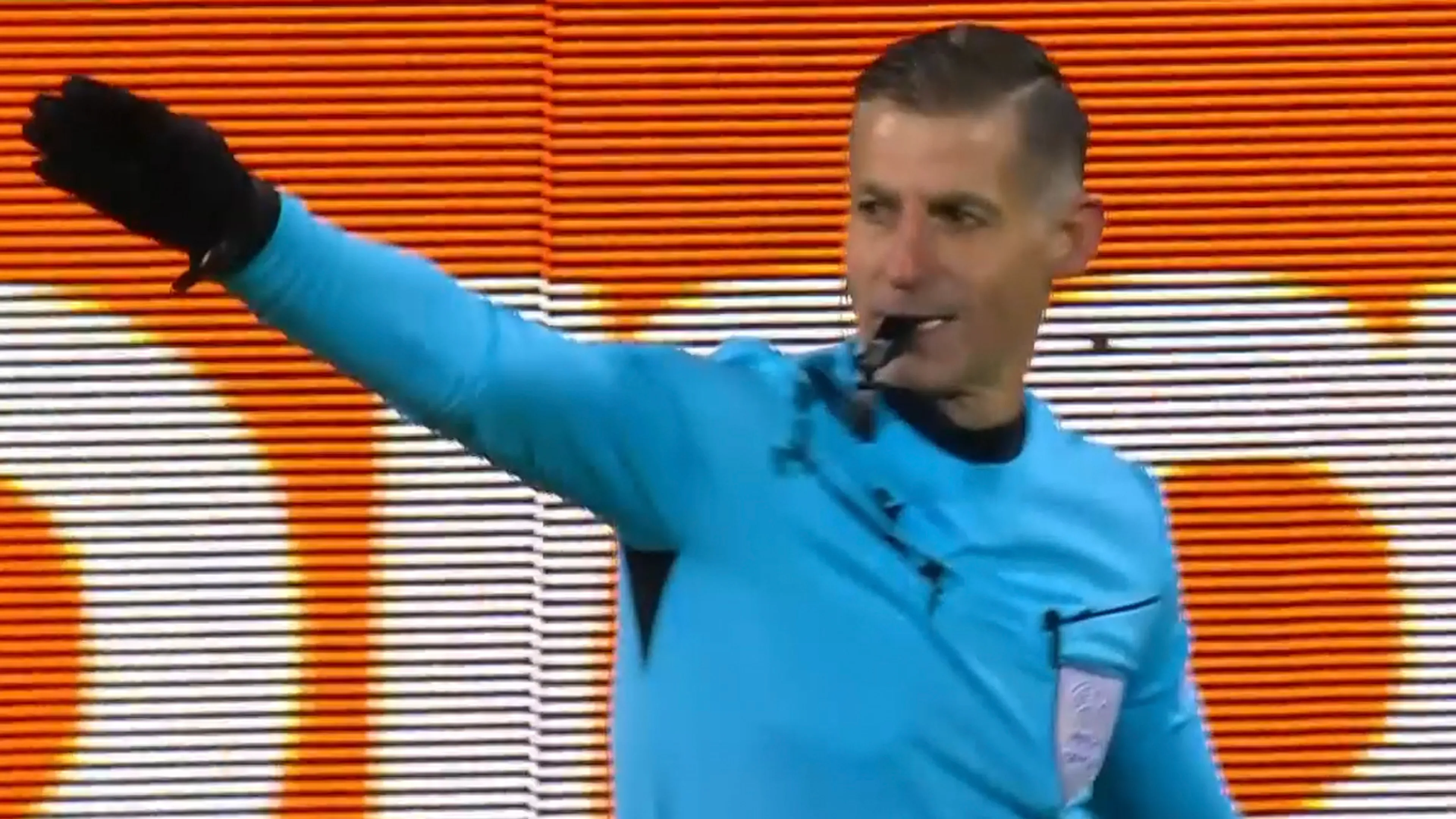 VAR-moment: Ajax ontsnapt aan strafschop tegen en rode kaart voor Sosa