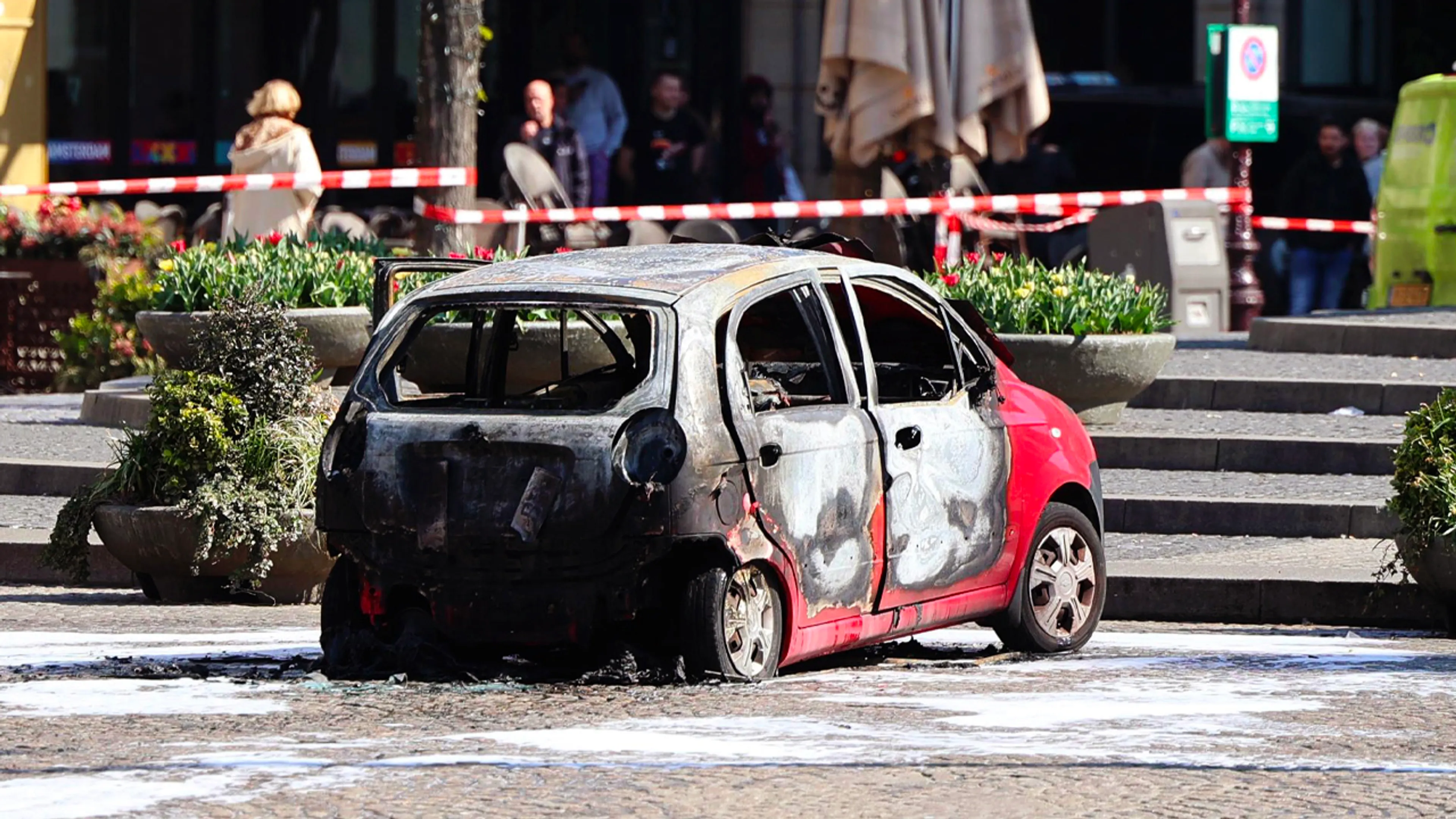 Brand in auto op de Dam volgde na ontploffing, geen omstanders gewond