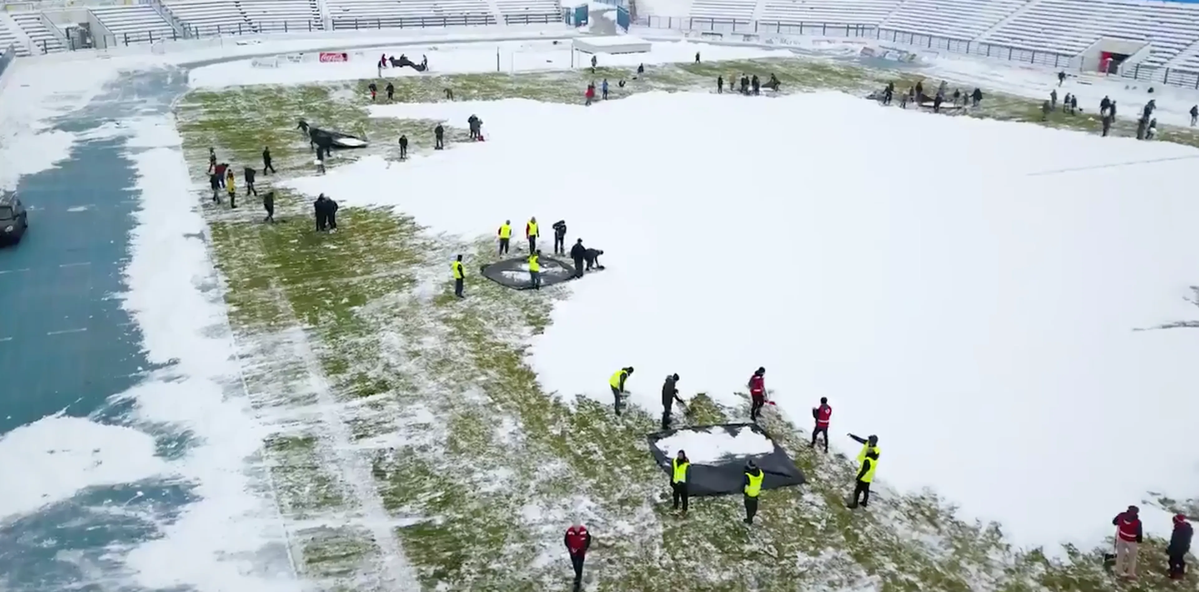 200 Supporters gezamenlijk in actie om stadion sneeuwvrij te maken!
