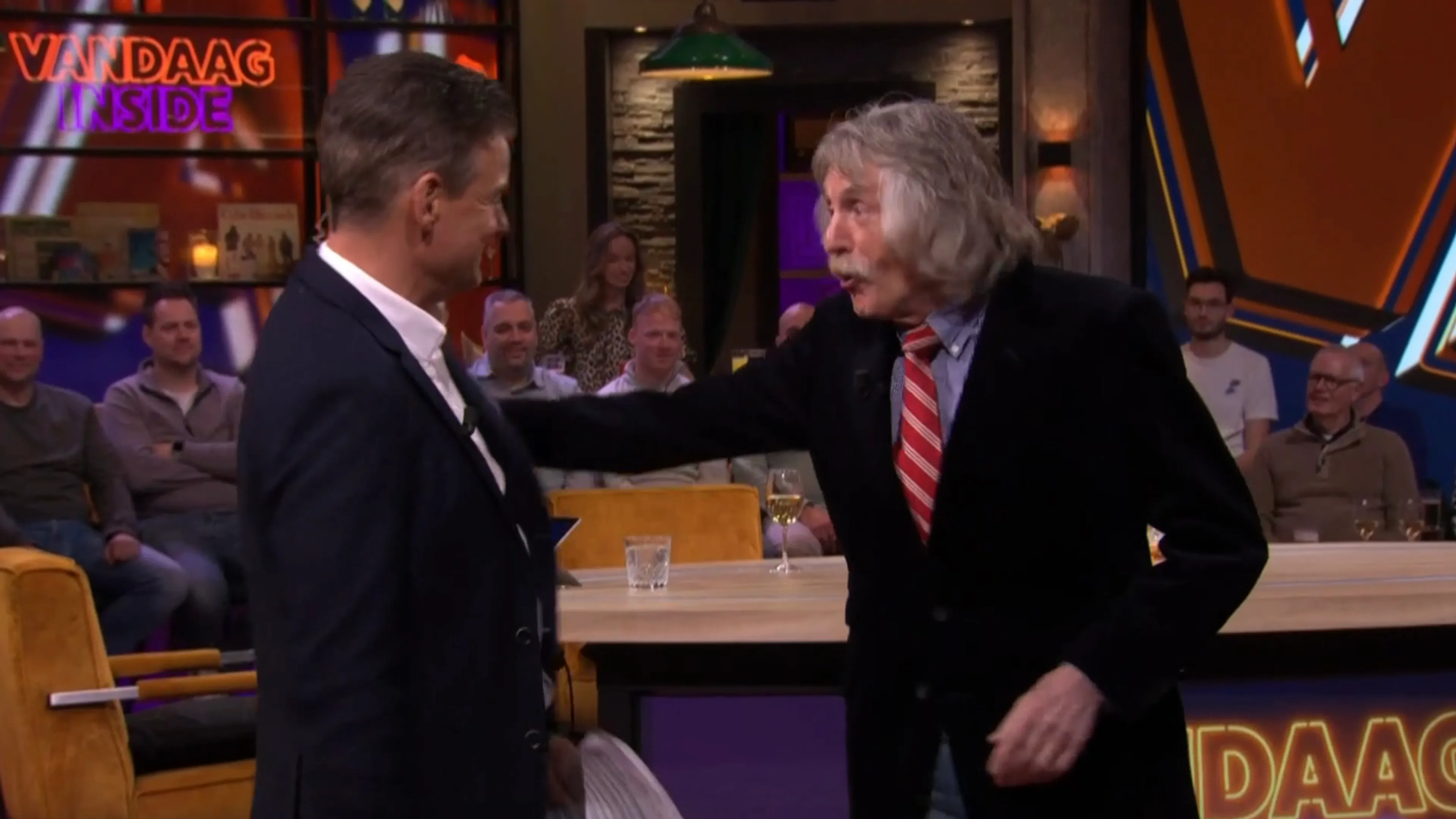 Johan geeft Wilfred een duw: 'Overleg dan, lul!' 