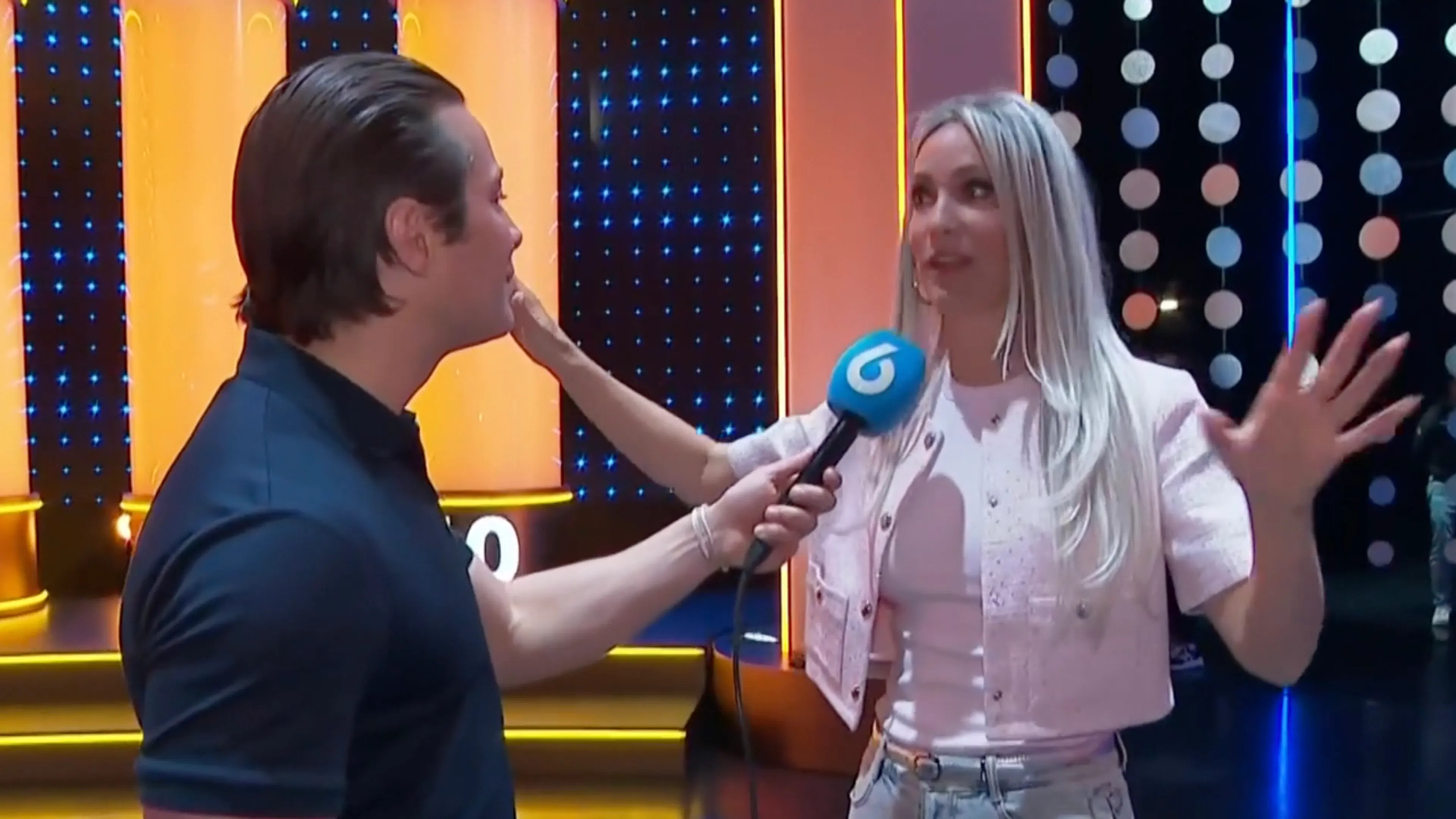 Video: Hélène Hendriks geeft rondleiding door studio van De Staatsloterij Show!