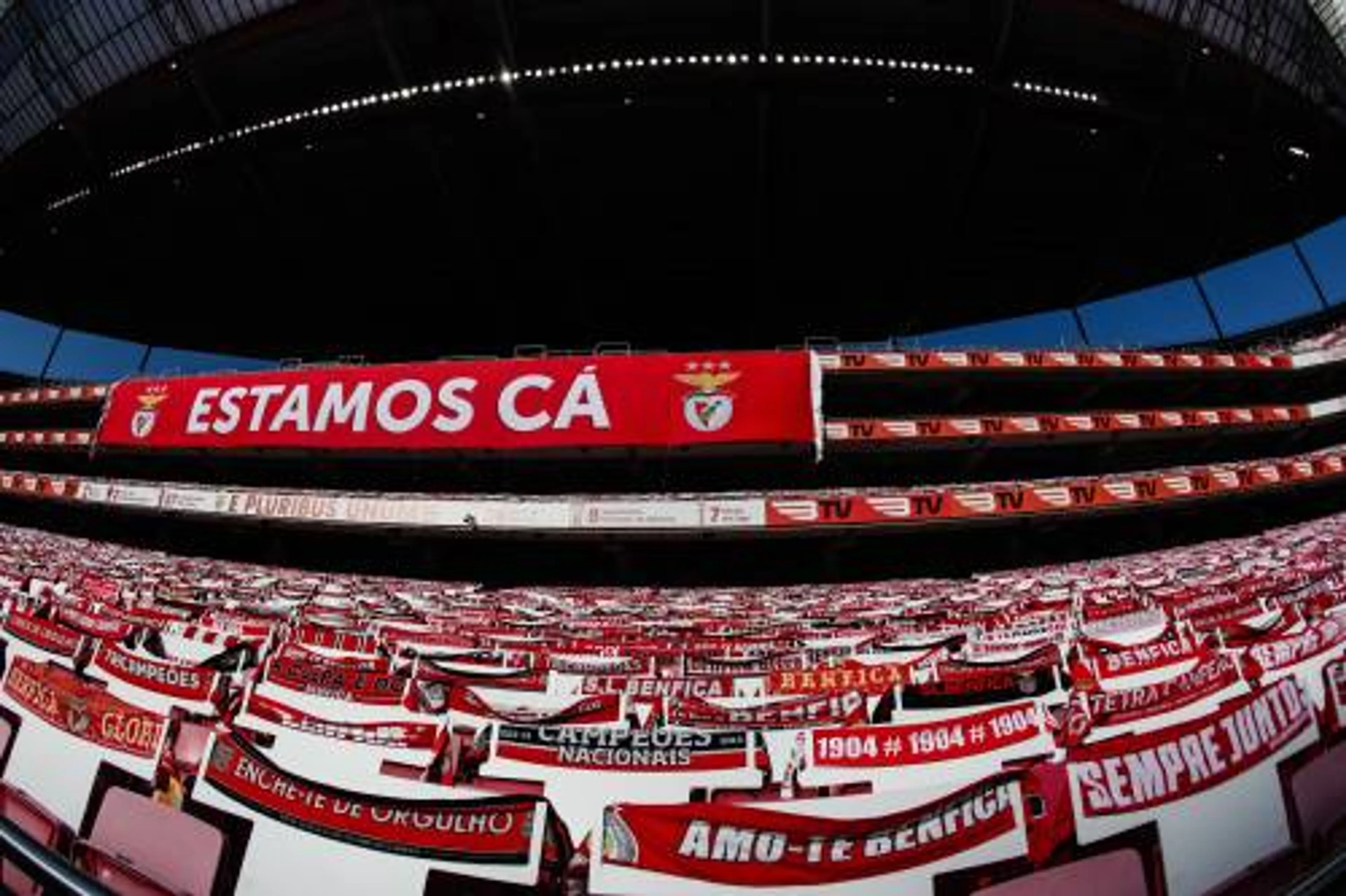 Na bestorming bus ook huizen Benfica-spelers beklad