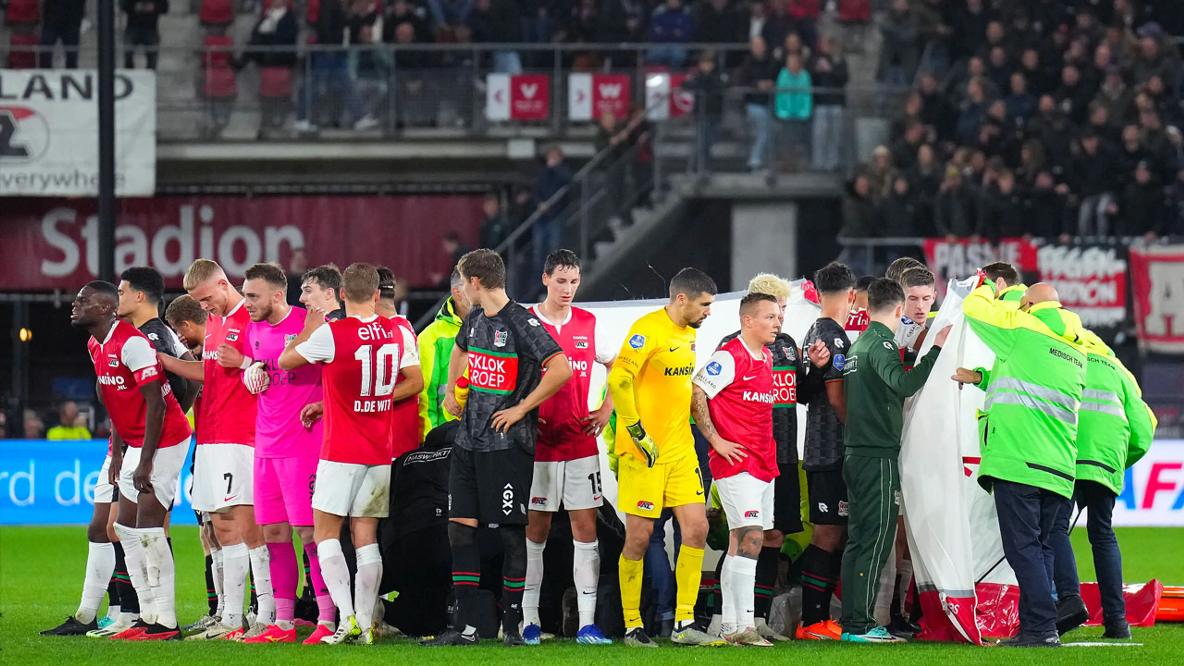 AZ - NEC definitief gestaakt na in elkaar zakken Bas Dost