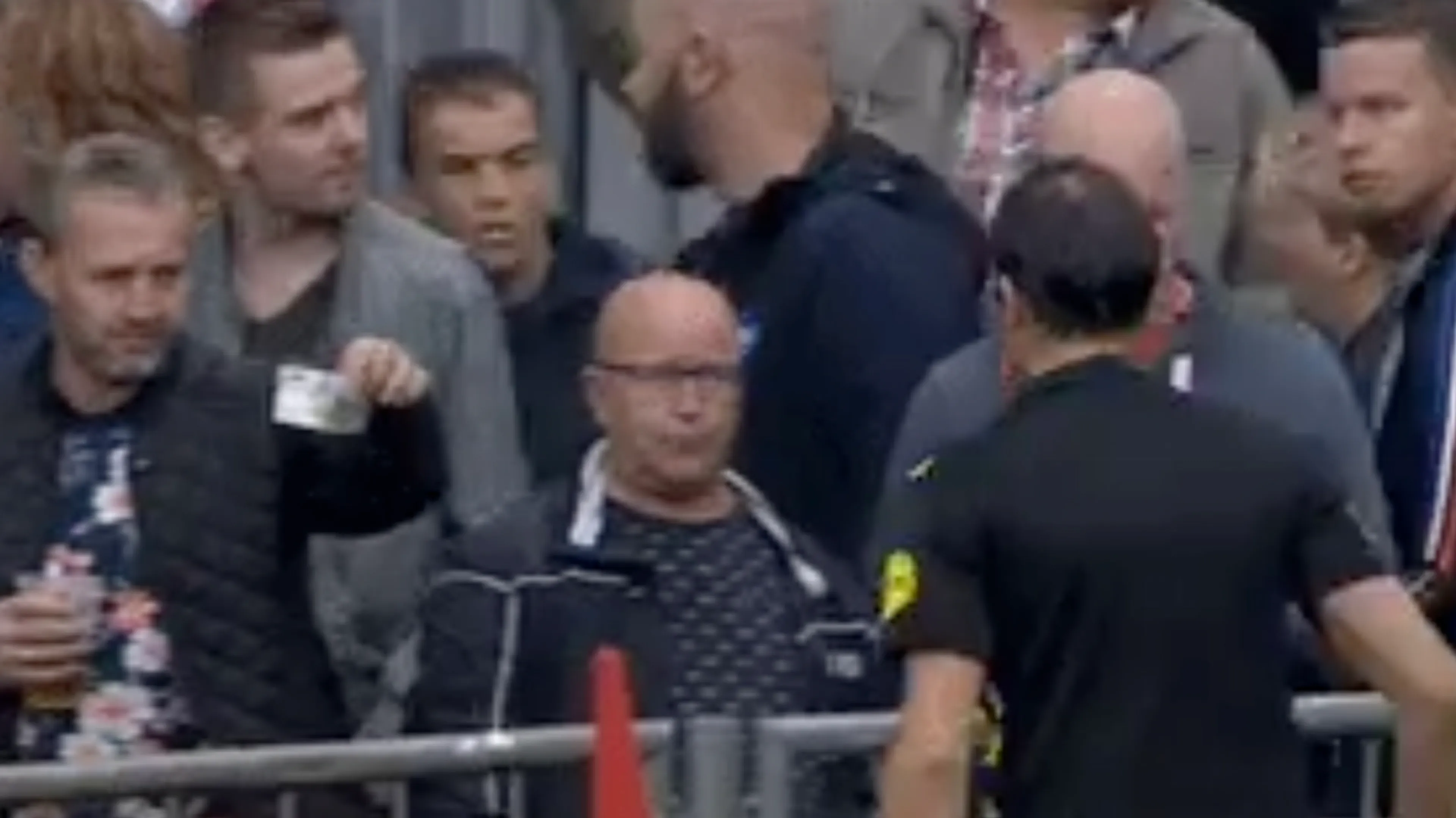 HAHA! Supporter probeert scheidsrechter Bas Nijhuis om te kopen