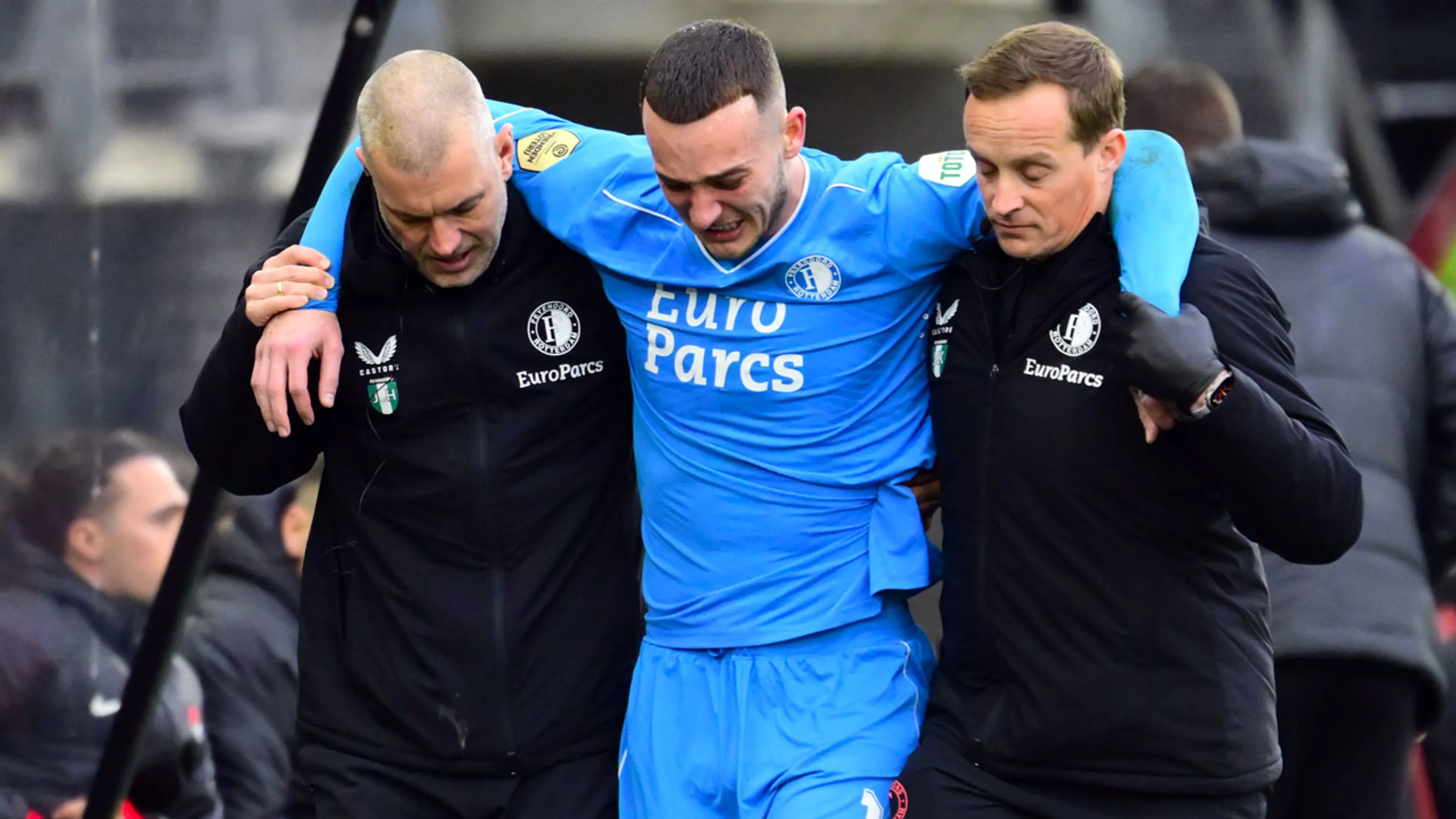 Justin Bijlow huilend van het veld met nieuwe blessure