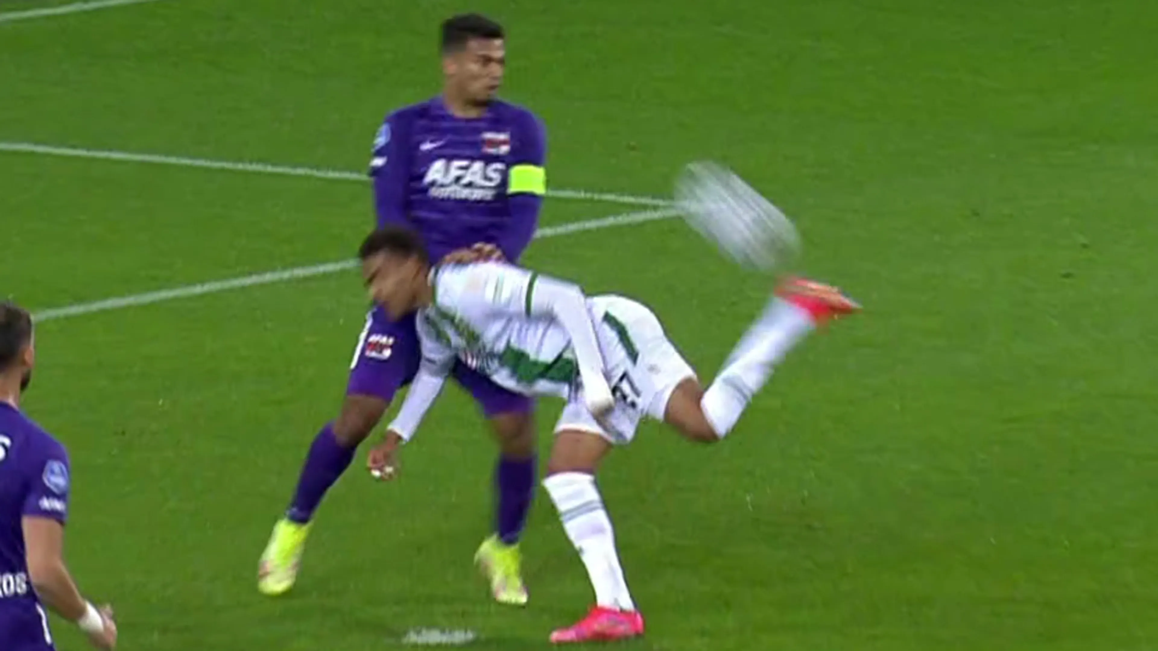 WERELDGOAL: Ngonge scoort met WEERGALOZE scorpion kick tegen AZ
