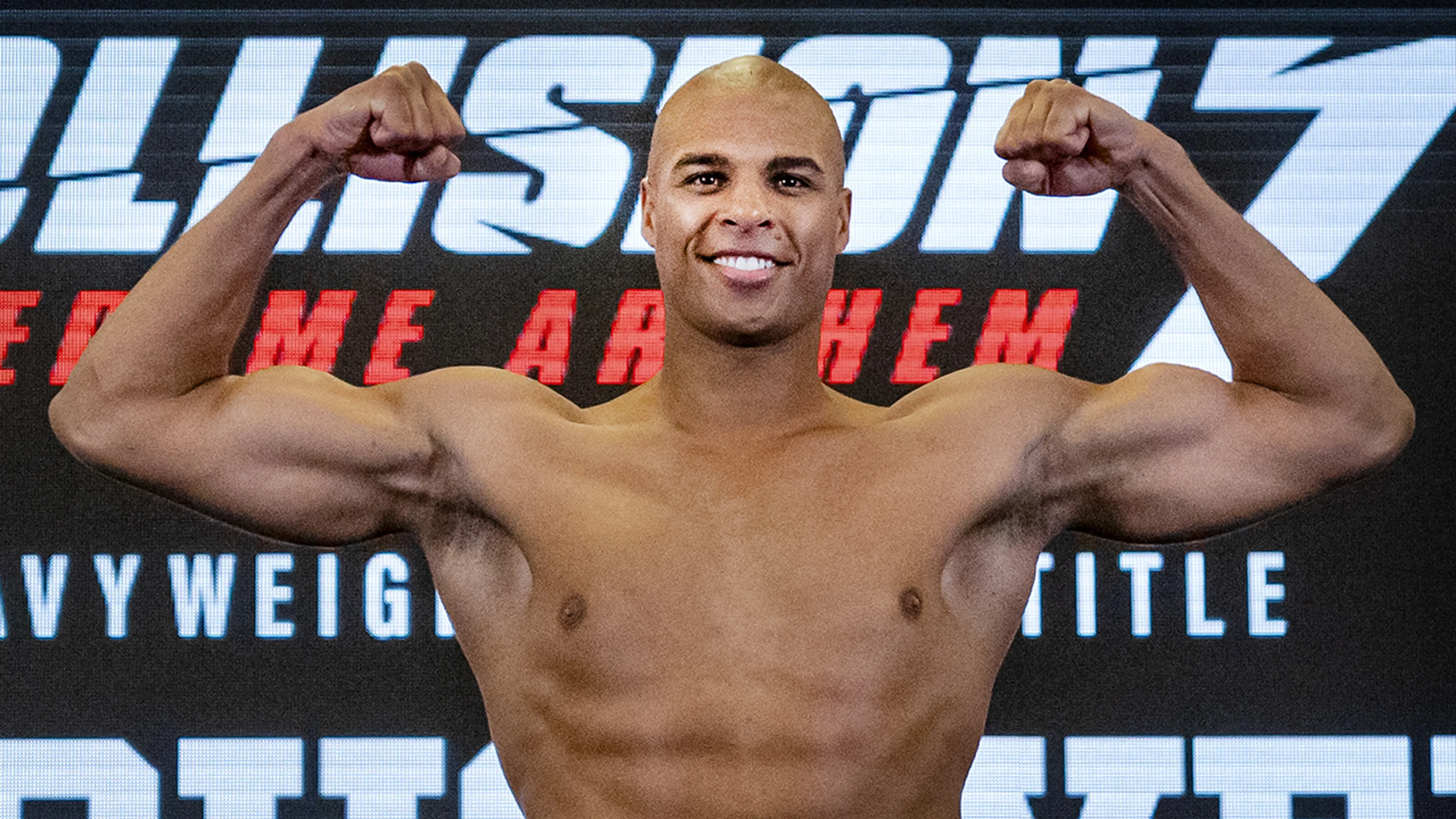 Levi Rigters staat vlak na MMA-debuut voor avontuur in andere sport, maar moet straks kiezen