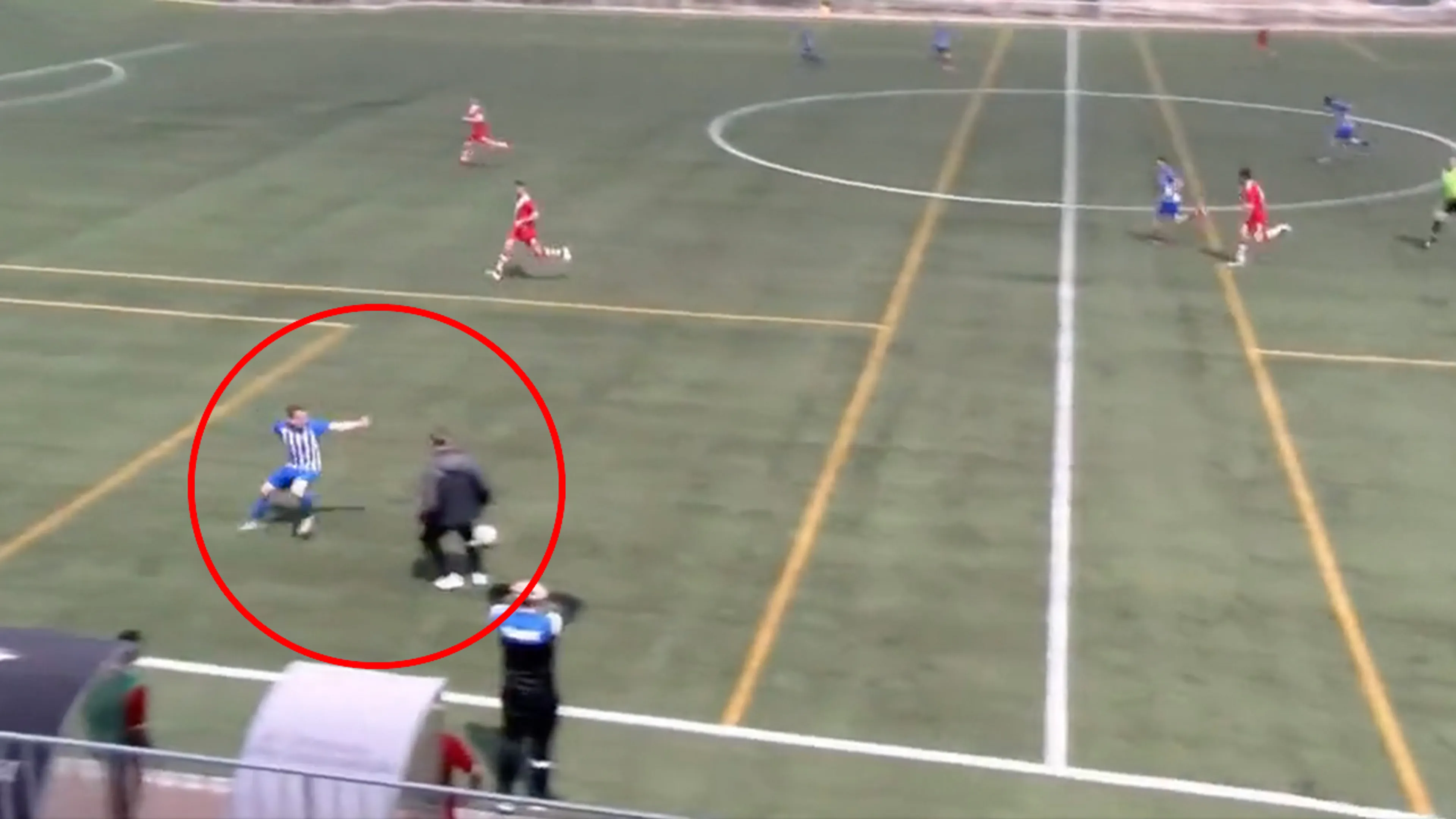 NOOIT eerder vertoond! Trainer stopt counter in slotfase en redt punt