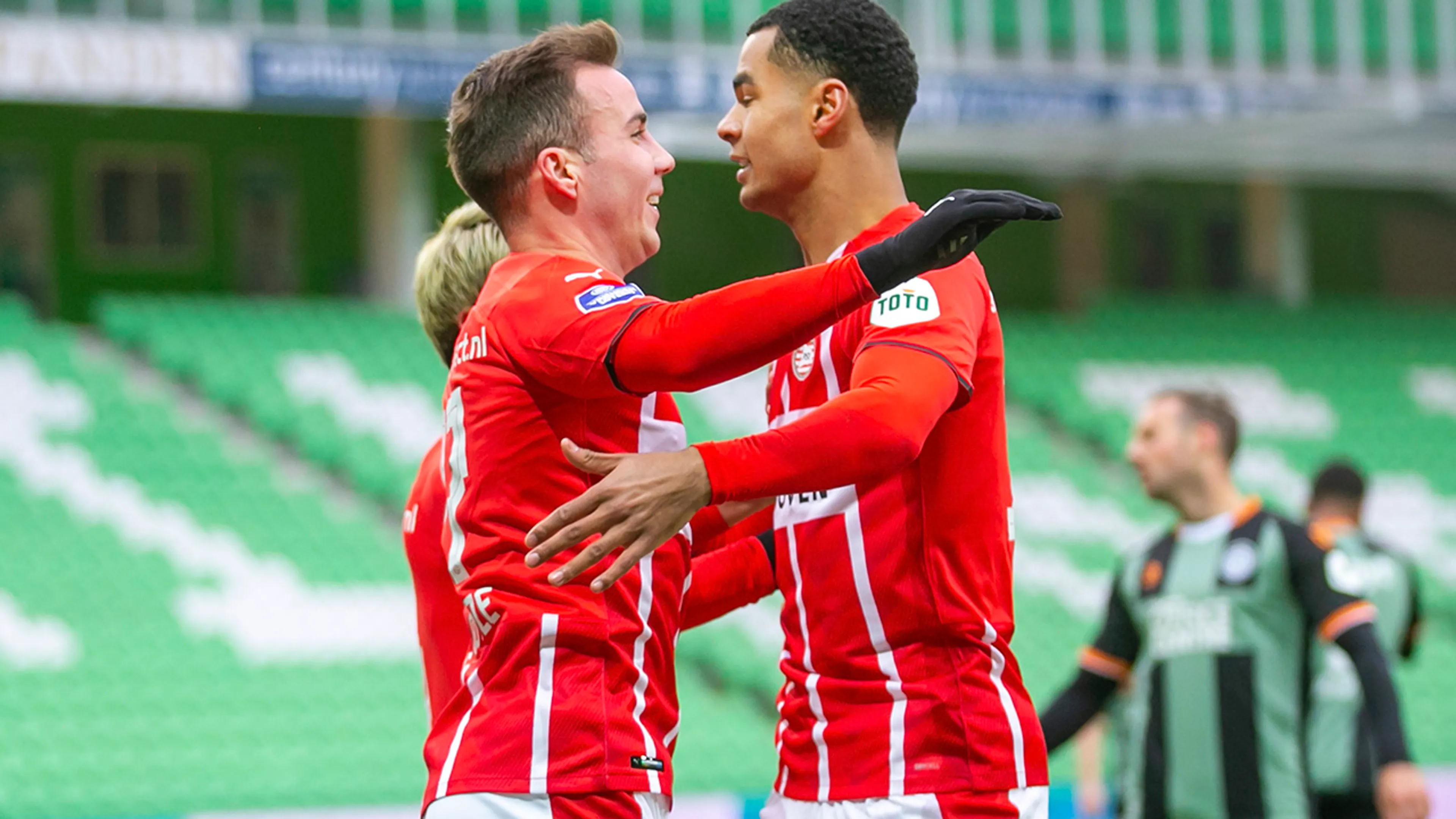 Koploper PSV hervat competitie met moeizame zege