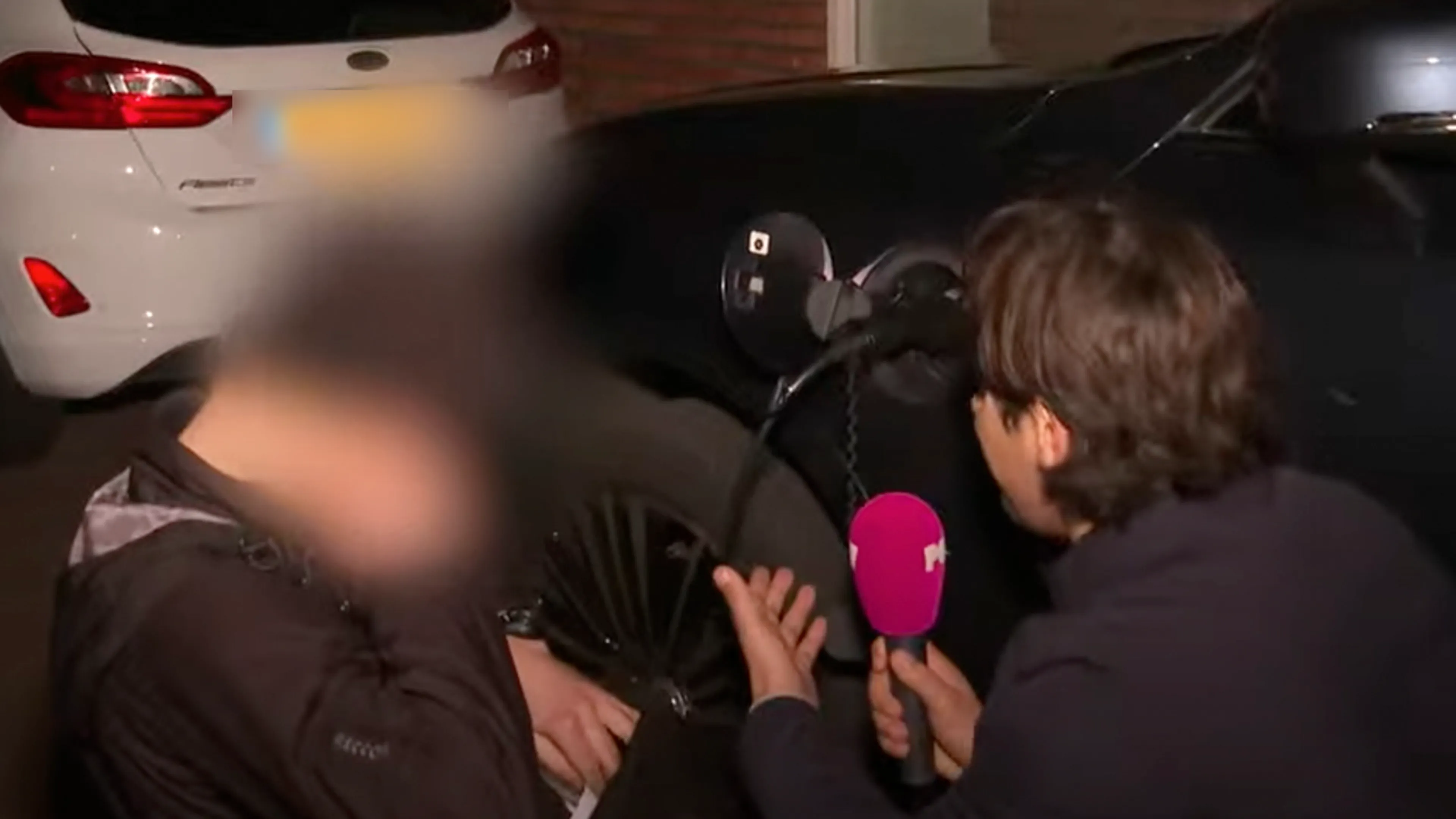 PowNed-verslaggever volgt klimaatactivist die SUV-banden lek steekt: 'Maar deze is elektrisch!'