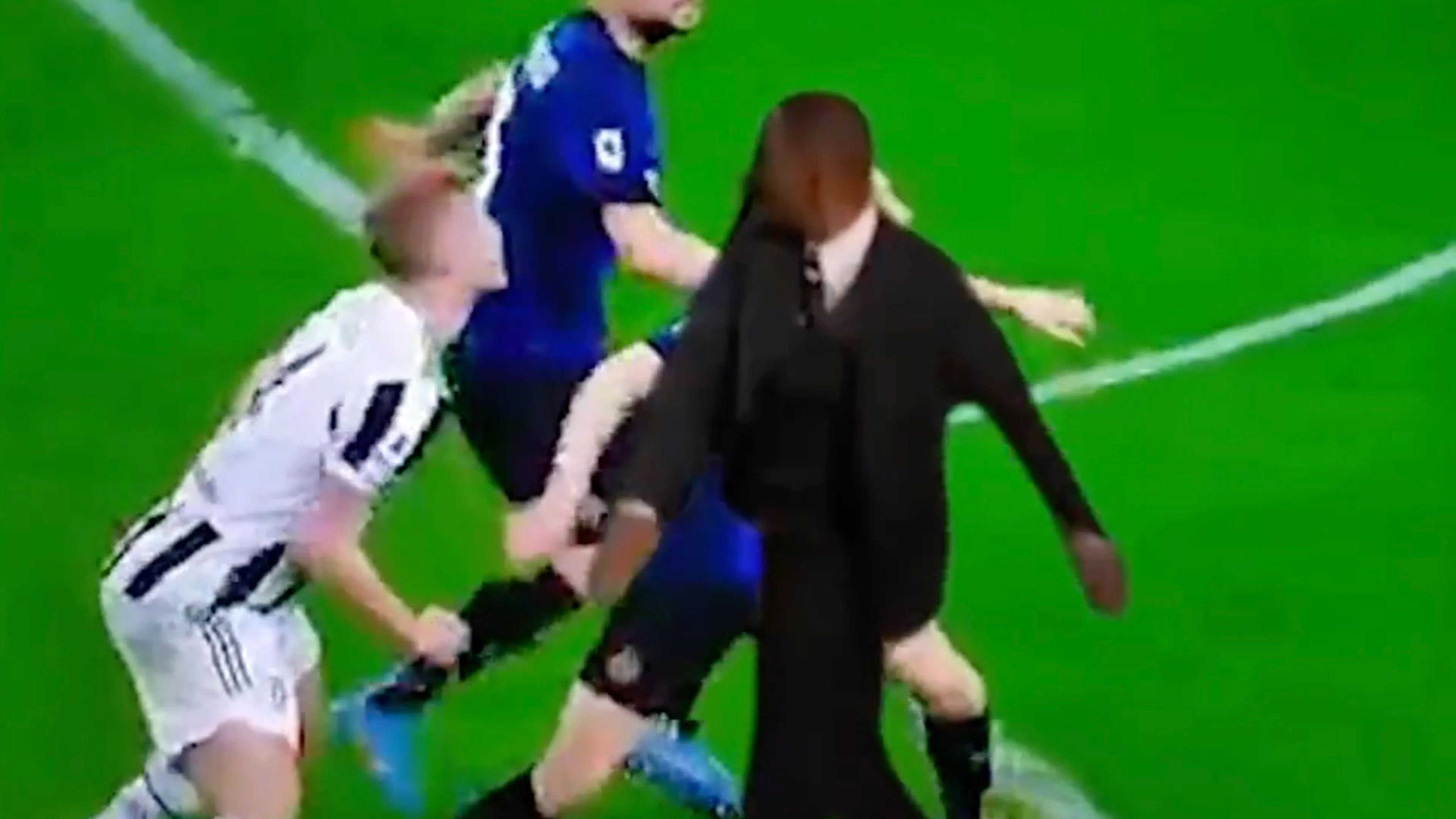 GELEKT! Wat er echt gebeurde bij de vermeende schwalbe van De Ligt... 🤣