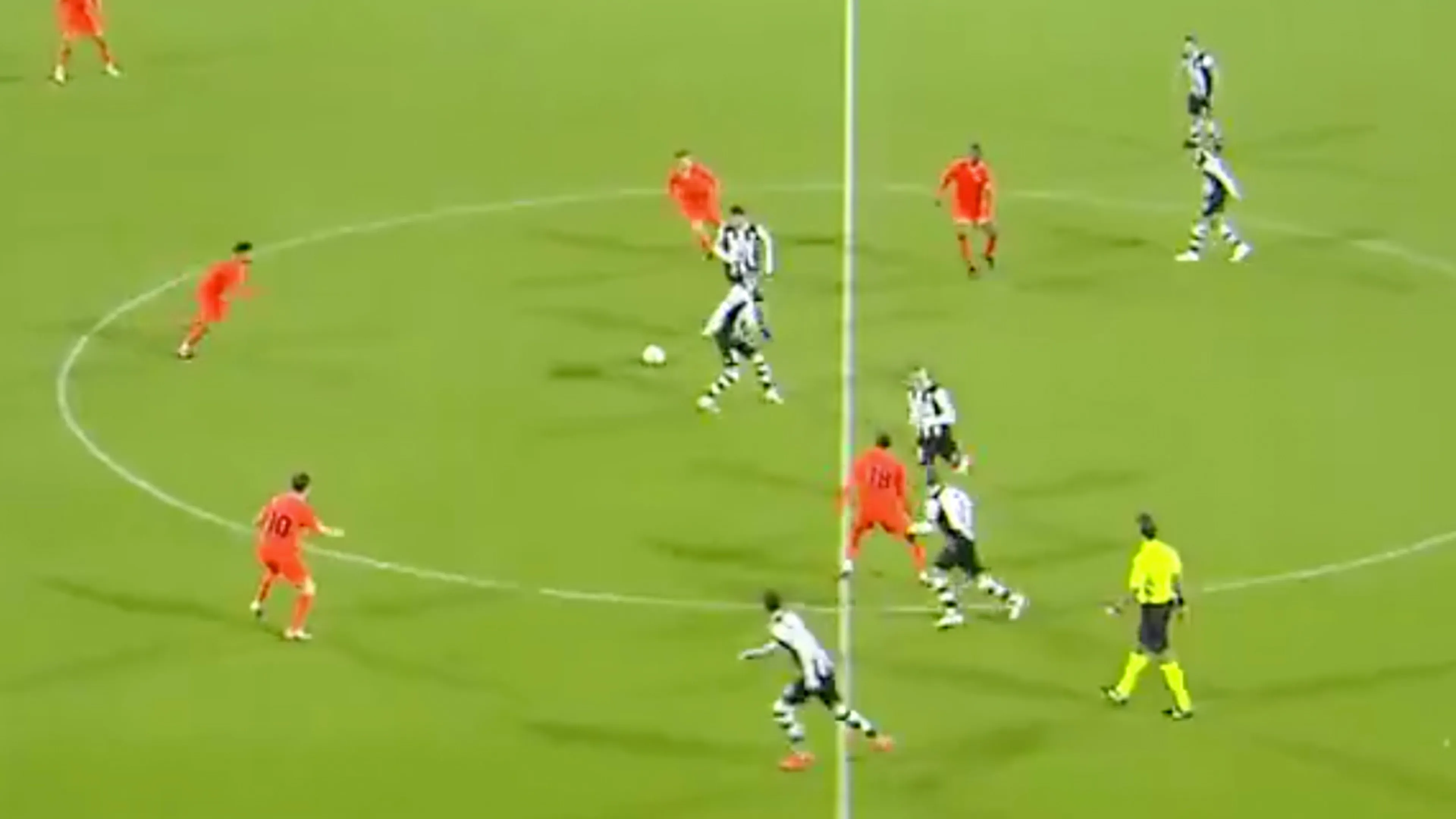 Heerlijk 'aftrapje' van Heracles: bal binnen twee seconden verspeeld