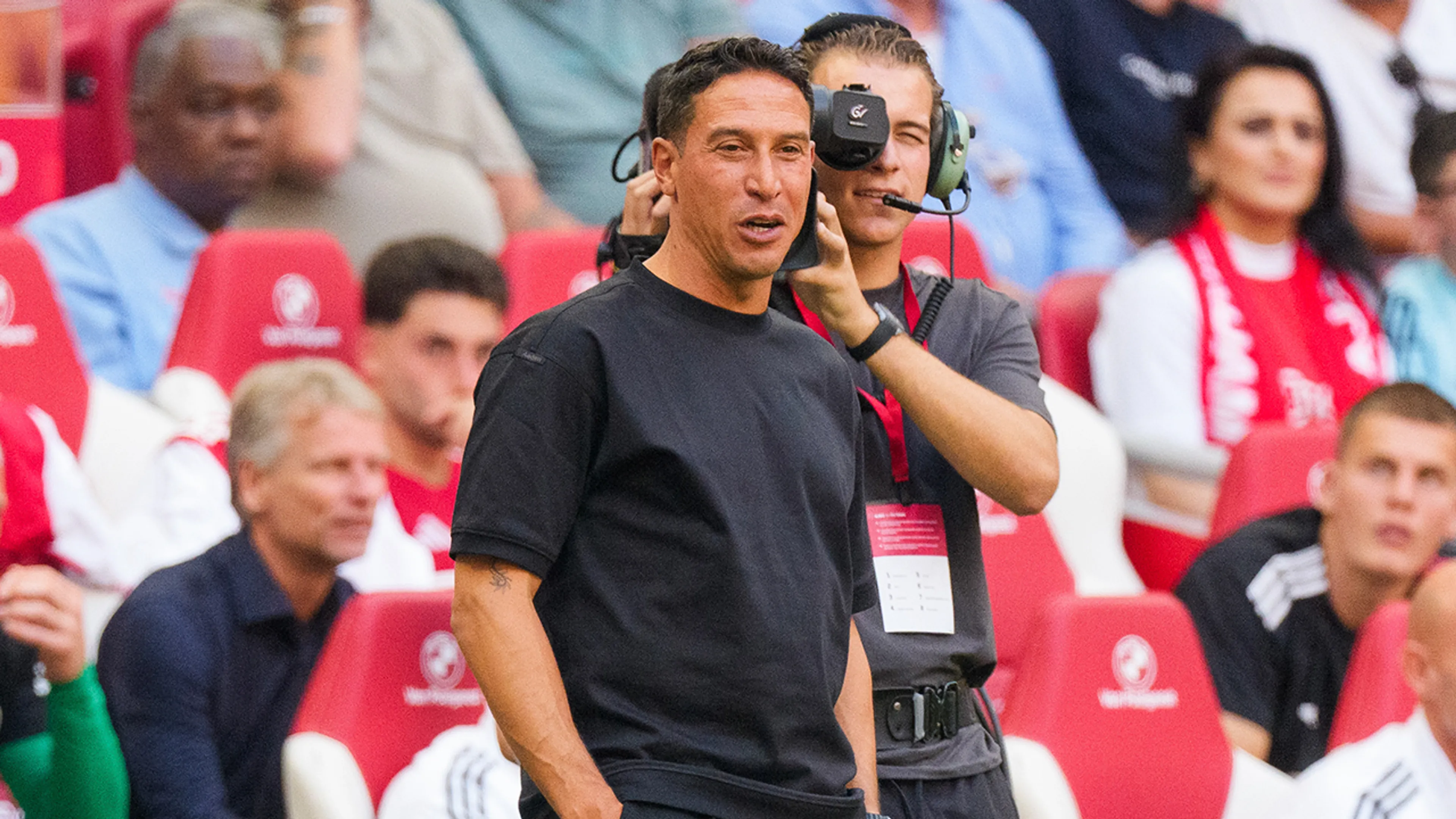 Telstar-trainer Correia grapt over mogelijke Ajax-interesse: '020-nummers niet opgenomen'