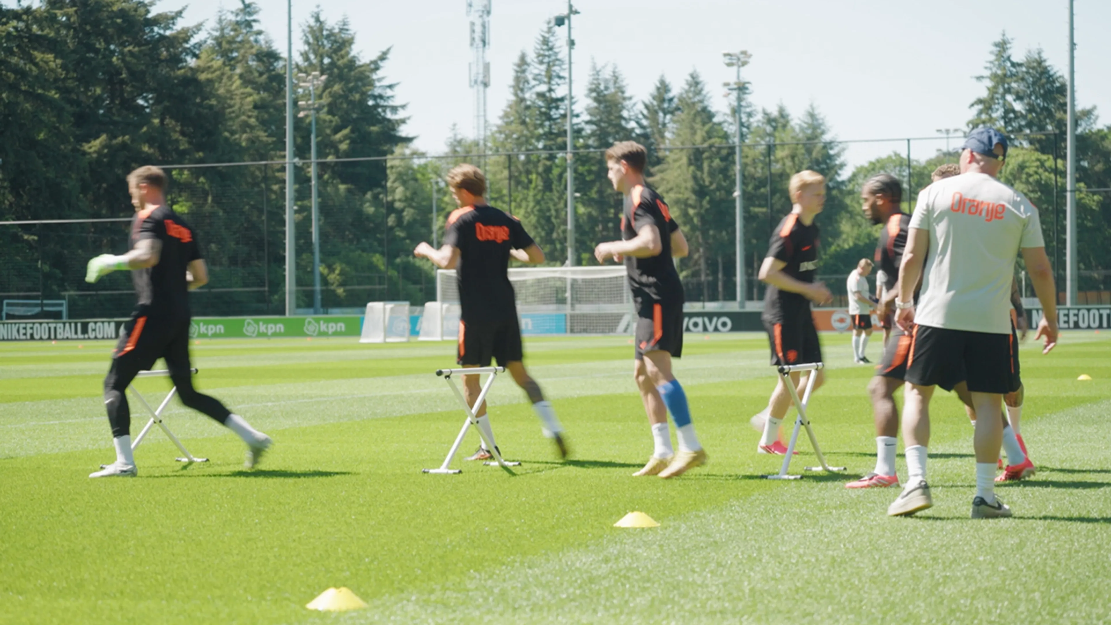 Video: Ronald Koeman verwelkomt zes potentiële WK-gangers op trainingsveld Oranje
