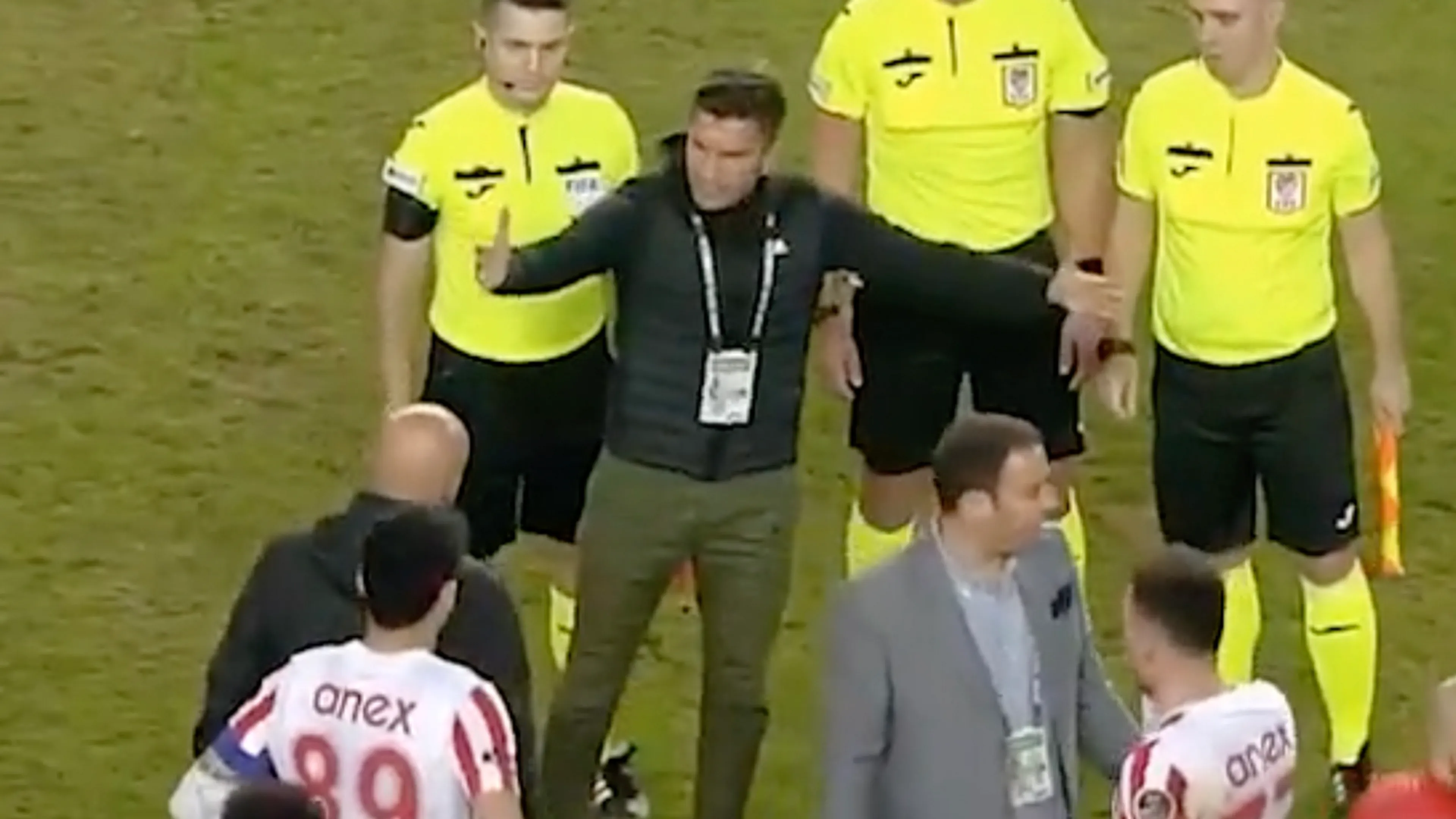 Video: oud-Feyenoorder Sahin beschermt scheidsrechter tegen eigen spelers