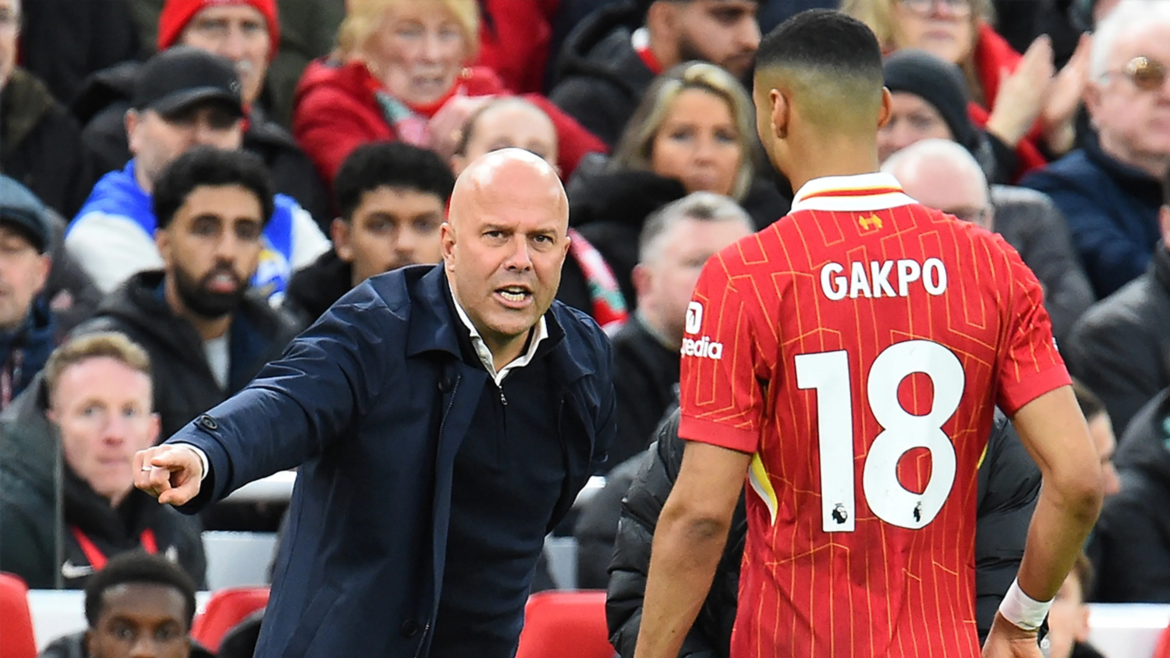 Arne Slot en Liverpool ontsnappen ondanks rode kaart aan verlies tegen Fulham