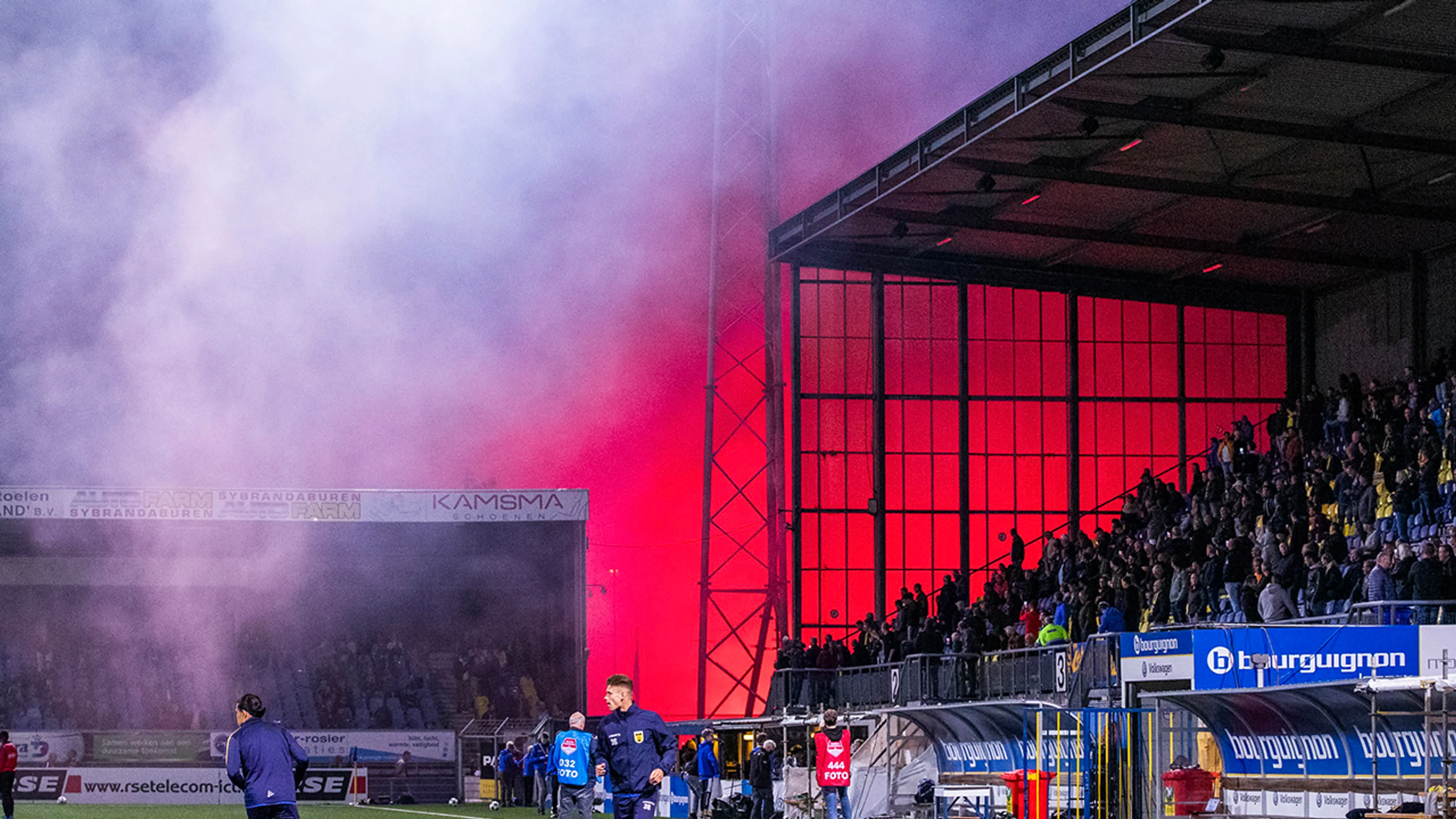 Cambuur-fans gaan los in Leeuwarden en verrassen met flinke vuurwerkshow
