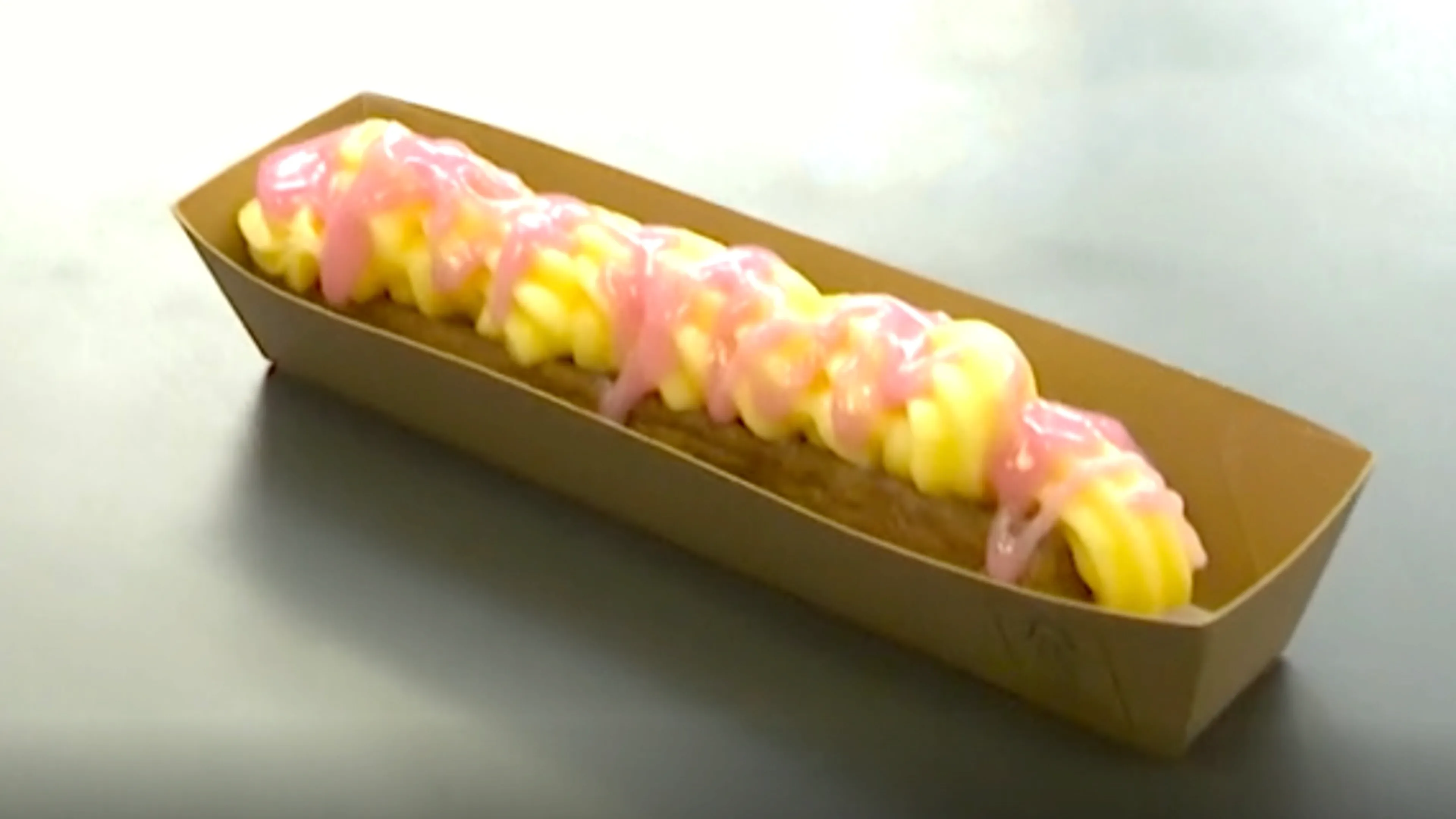 Na de crompouce is er nu ook de frikanpouce: een frikandel met banketbakkersroom en glazuur
