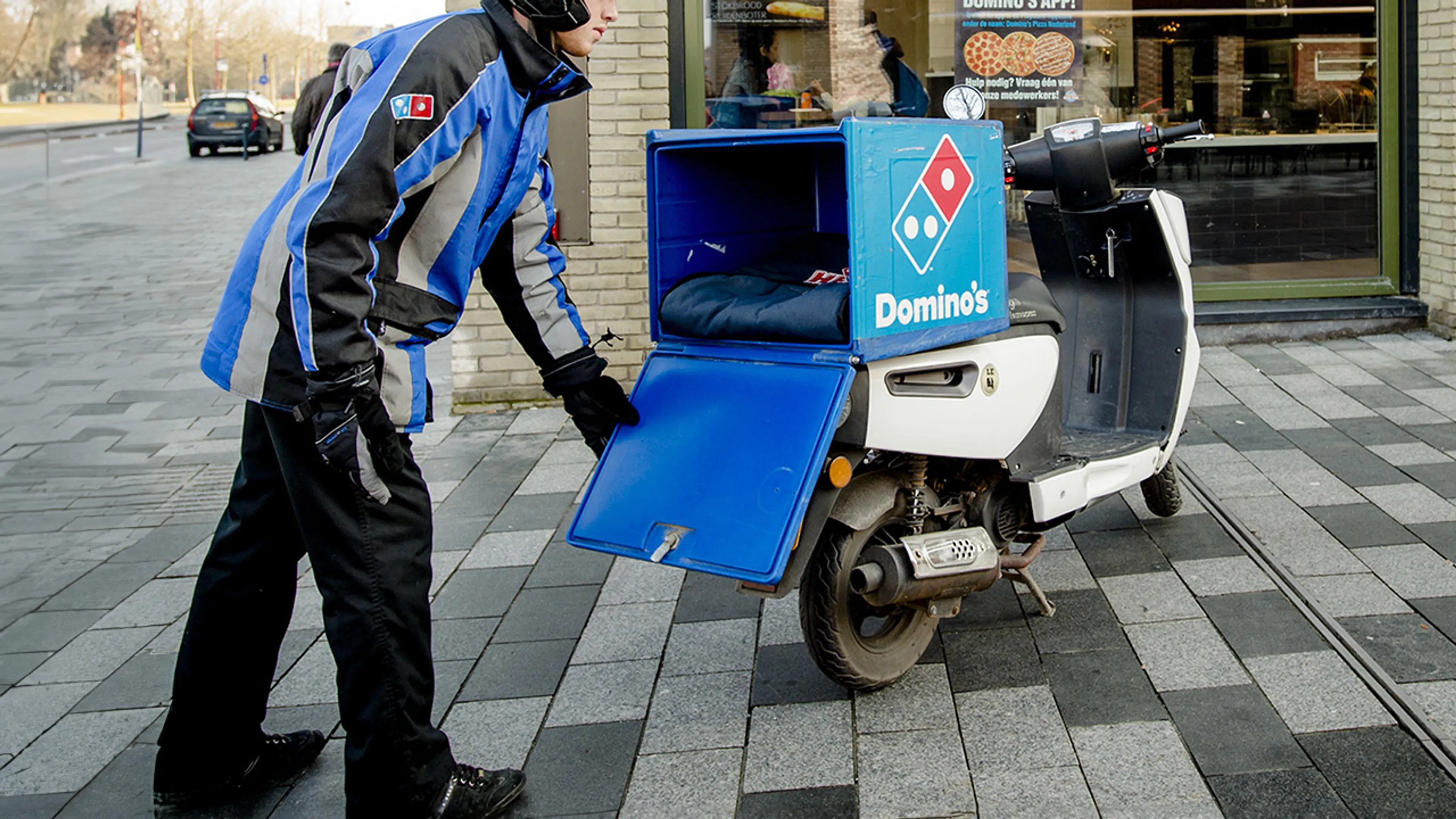 Domino's overweegt drastische maatregel tegen pizzadiefstal; bodycam moet oplossing bieden