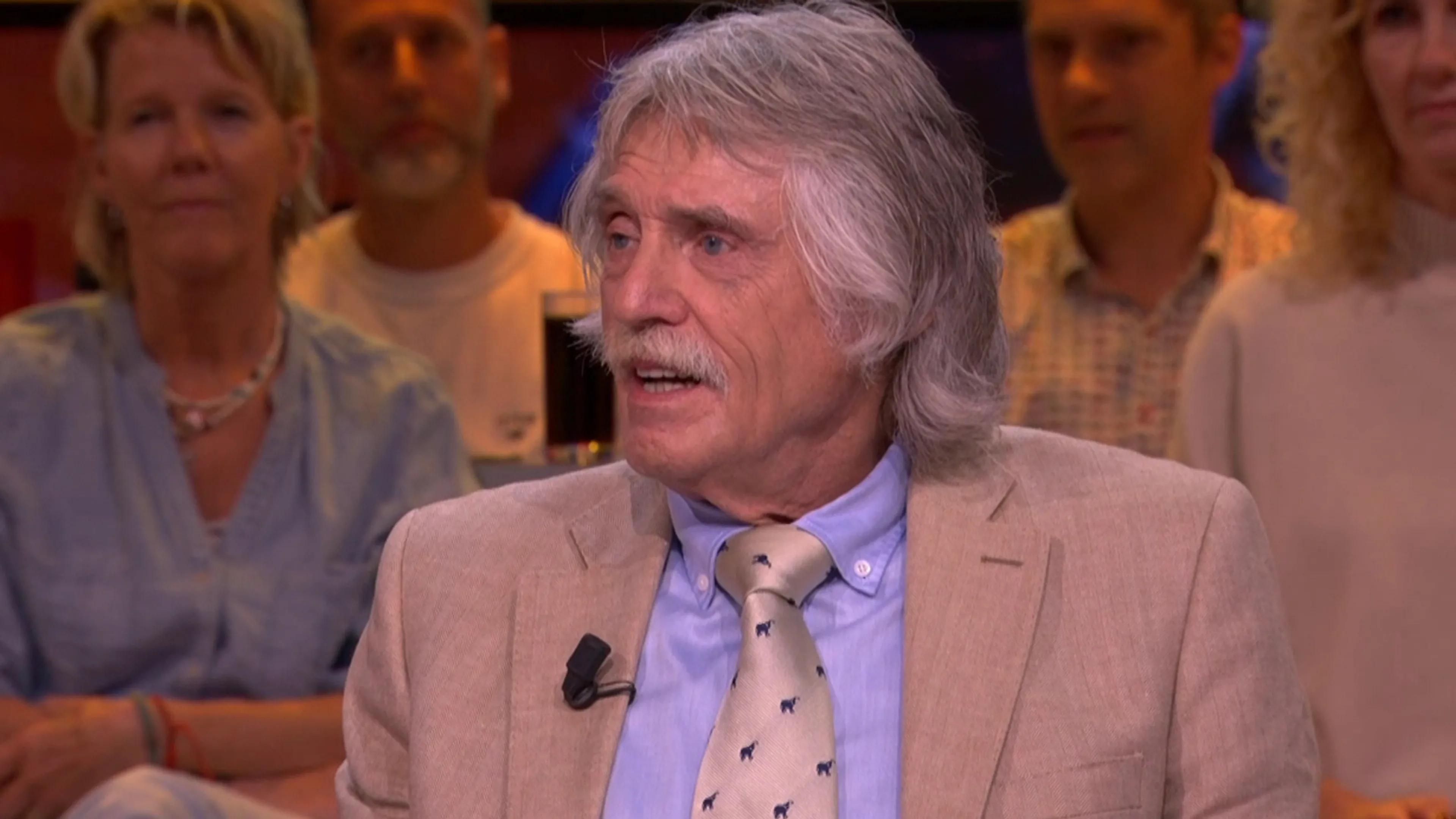 Johan Derksen kraakt mediaoptredens van Oranje-internationals: 'Lijkt wel alsof ze gehersenspoeld zijn'