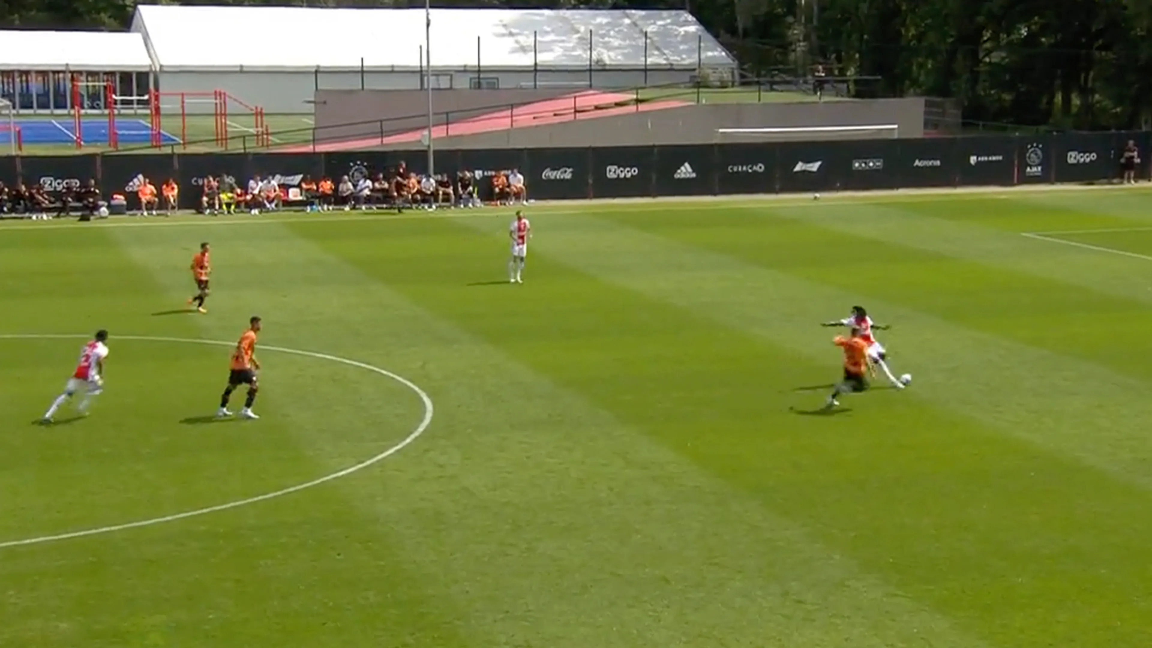 Video: Bassey gaat in oefenwedstrijd tegen Shakhtar Donetsk pijnlijk in de fout