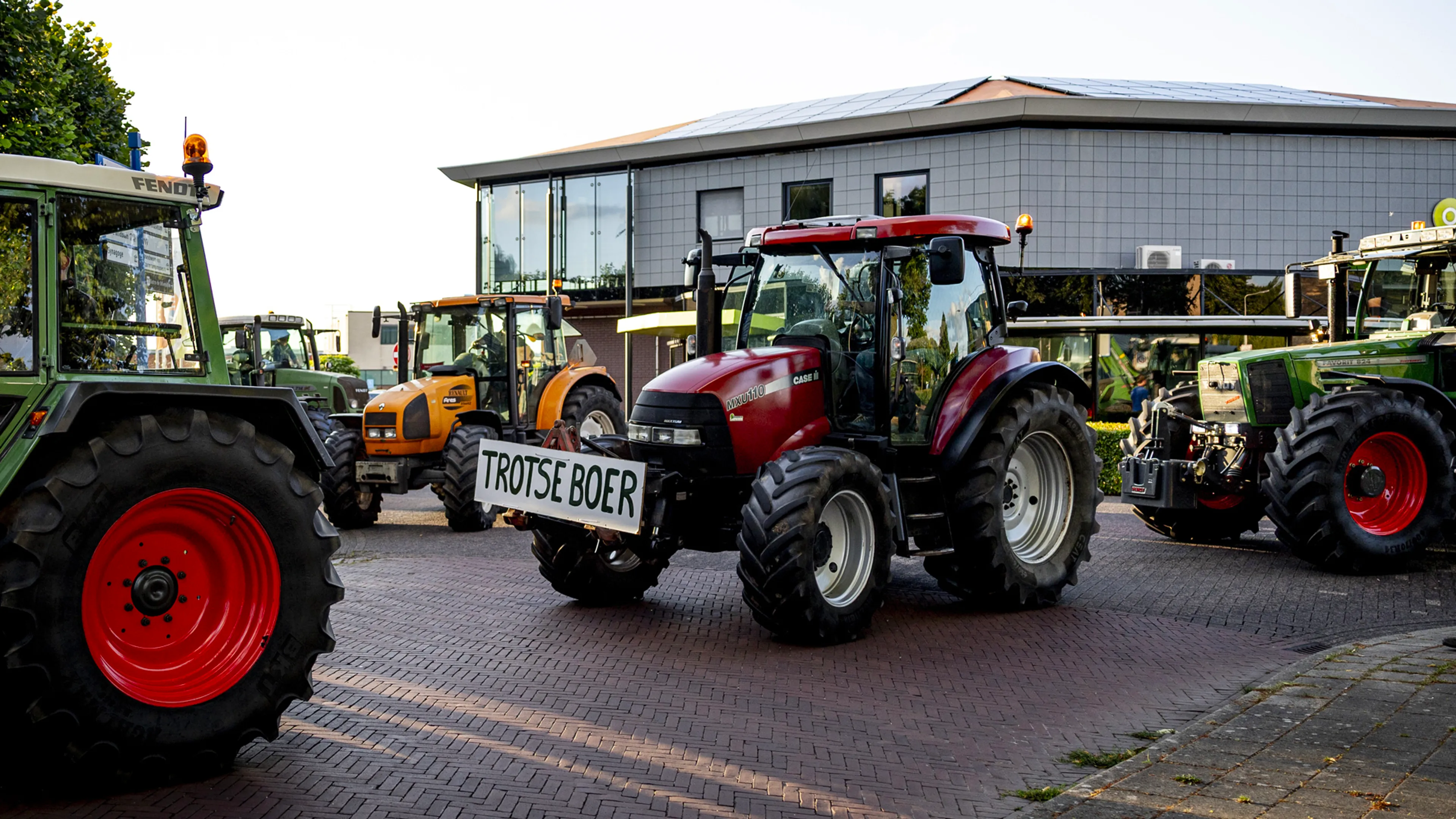 150 bezorgde boeren naar gemeentehuis Borculo met brandbrief tegen stikstofplannen