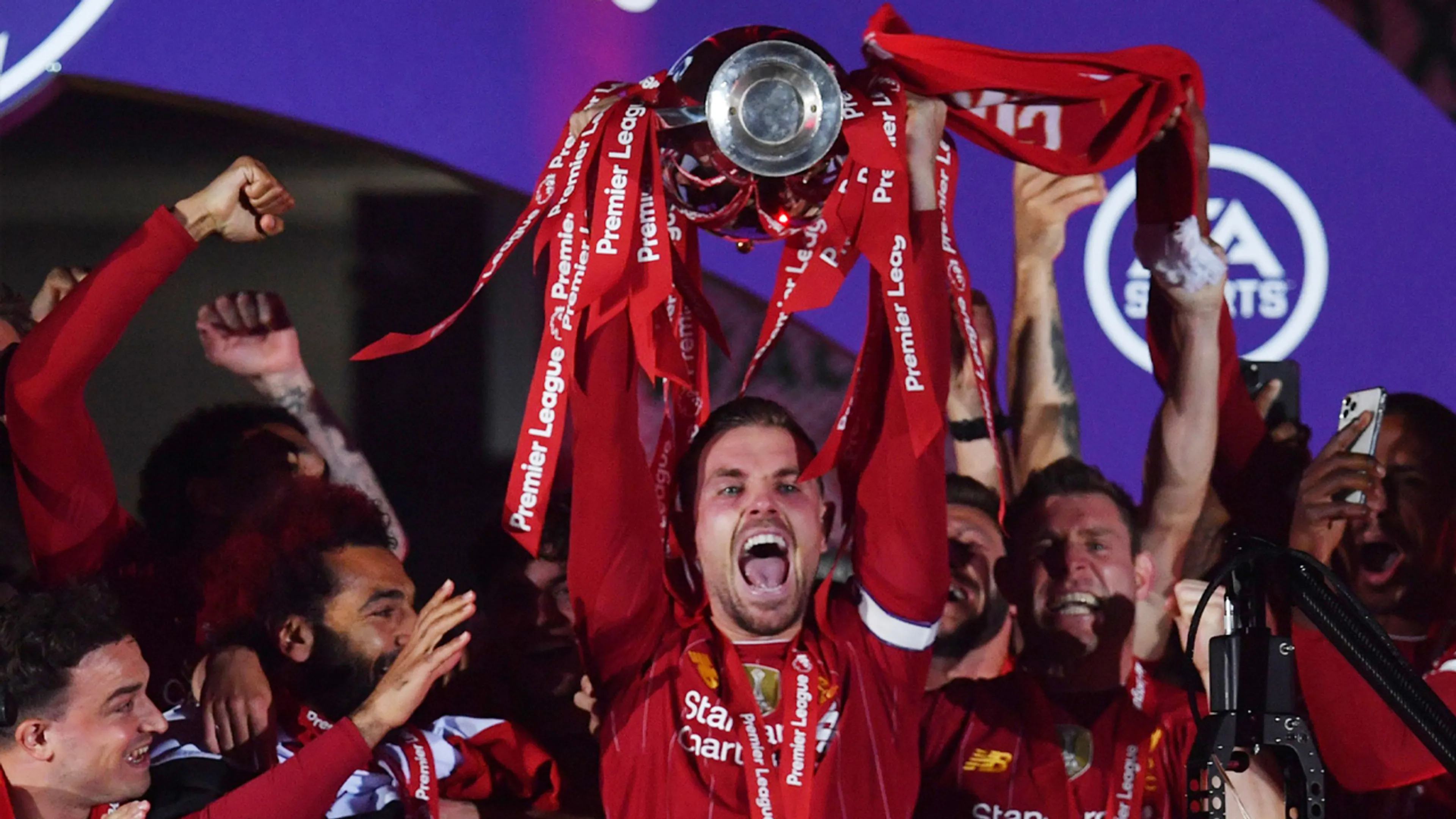 Spelers Liverpool houden eindelijk kampioensbeker omhoog