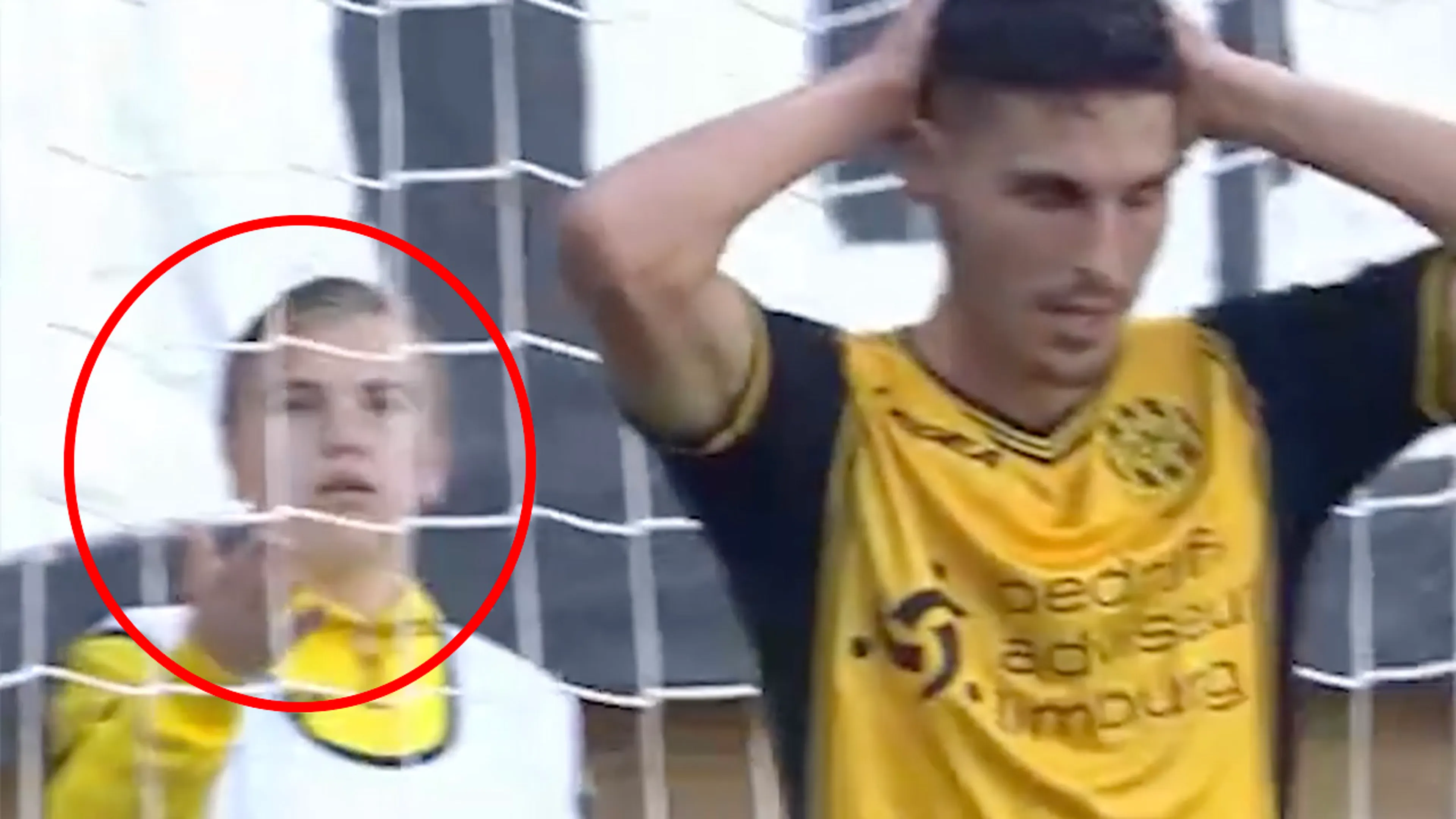 ZIEN: ballenjongens begrijpen he-le-maal niets meer van eigen goal Roda