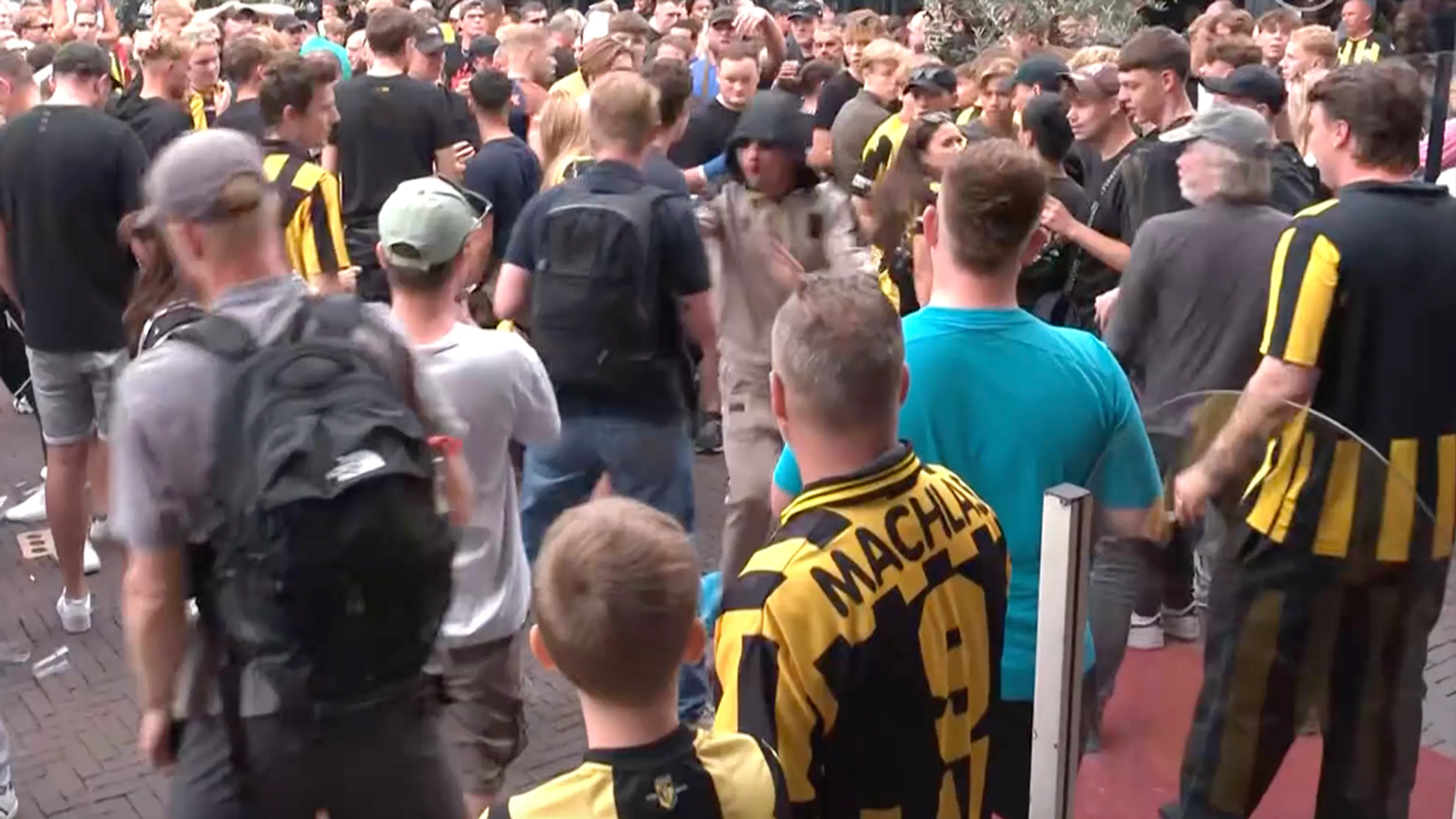 Video: Vitesse-supporters jagen journalisten weg van Korenmarkt Arnhem