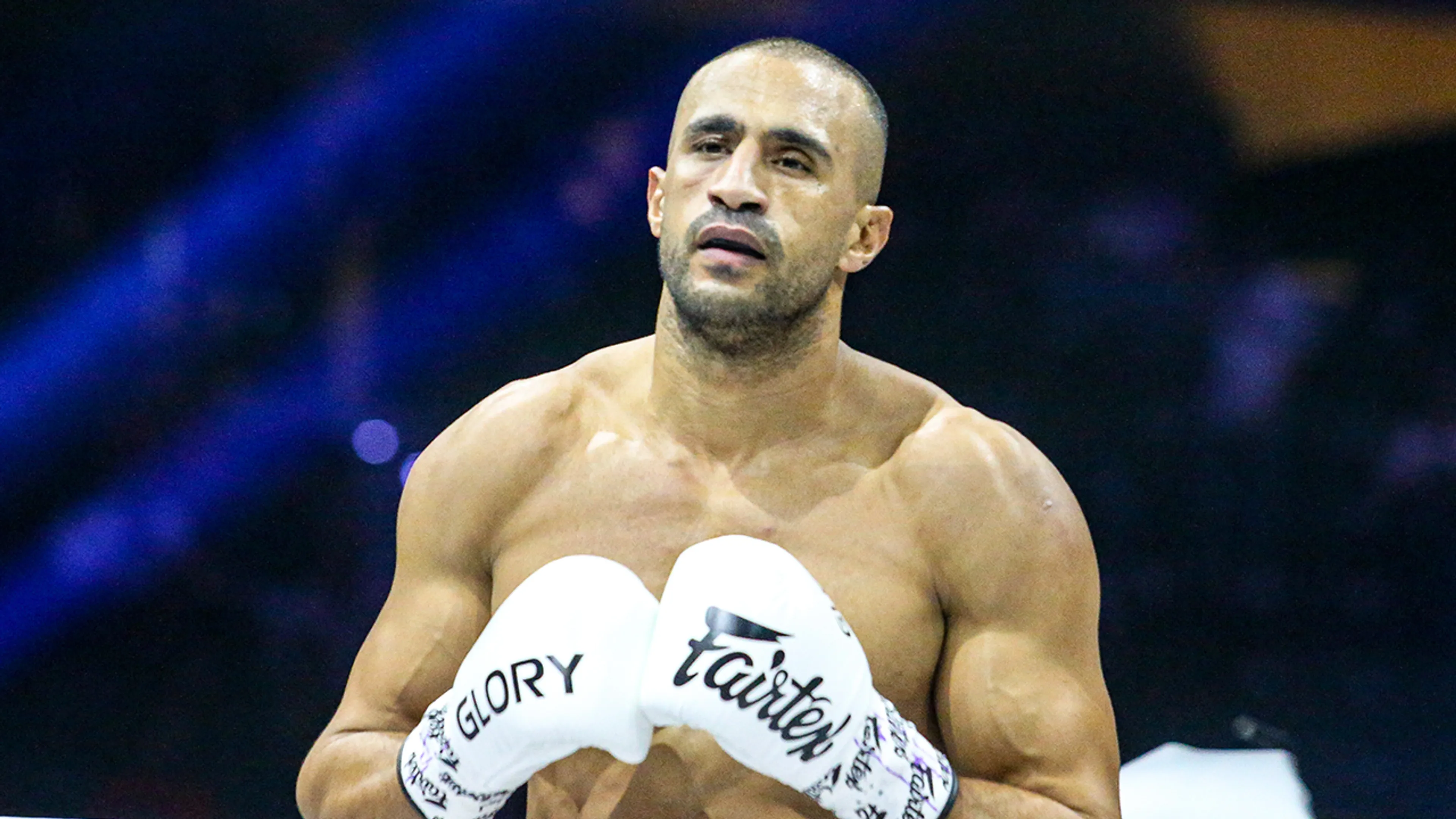 Badr Hari geeft op in tweede ronde tegen Uku Jürjendal na meerdere knockdowns en blessure 