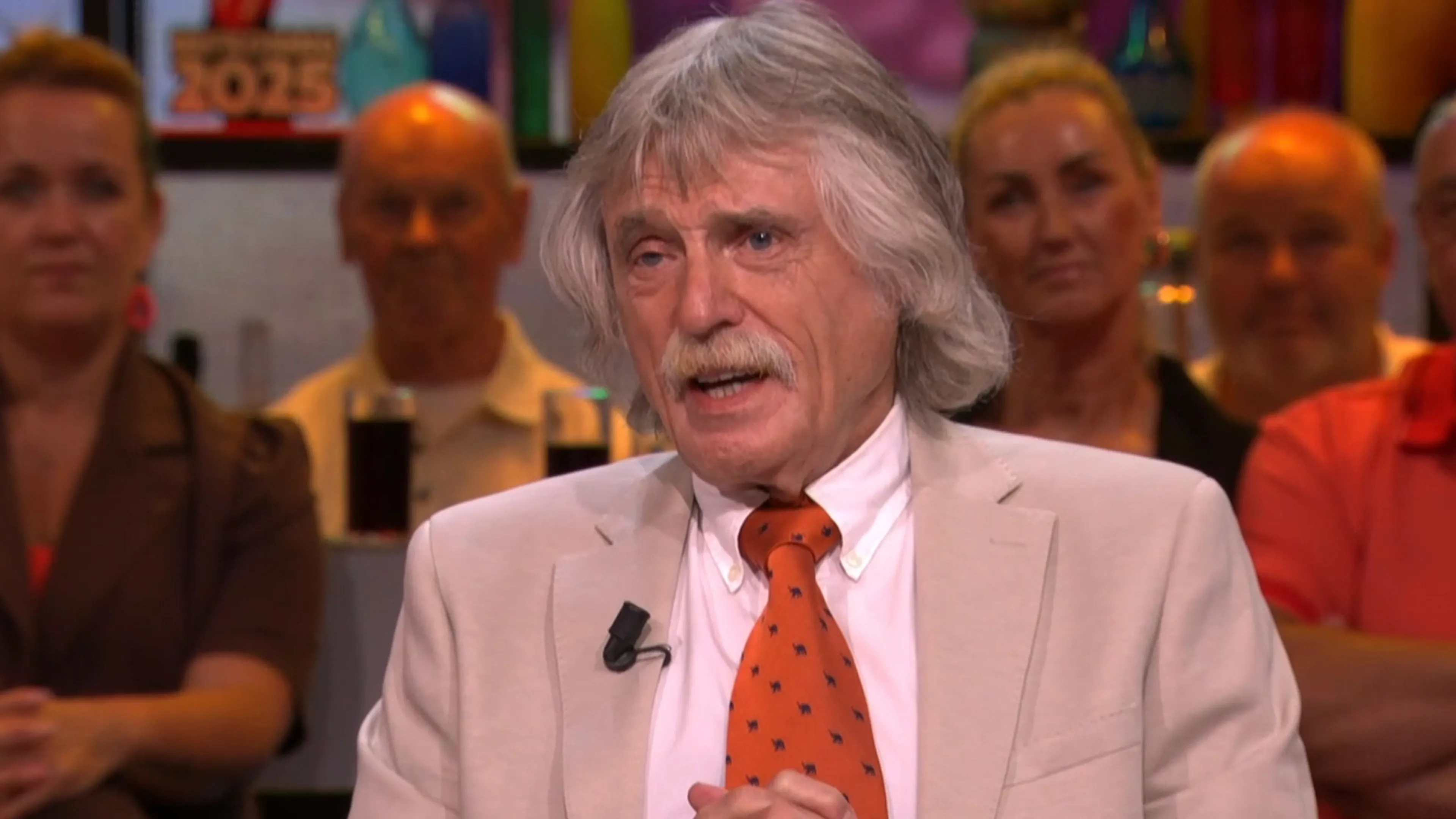 Johan Derksen neemt het op voor Molukkers: 'Betaal het pensioen waar ze recht op hadden alsnog uit'