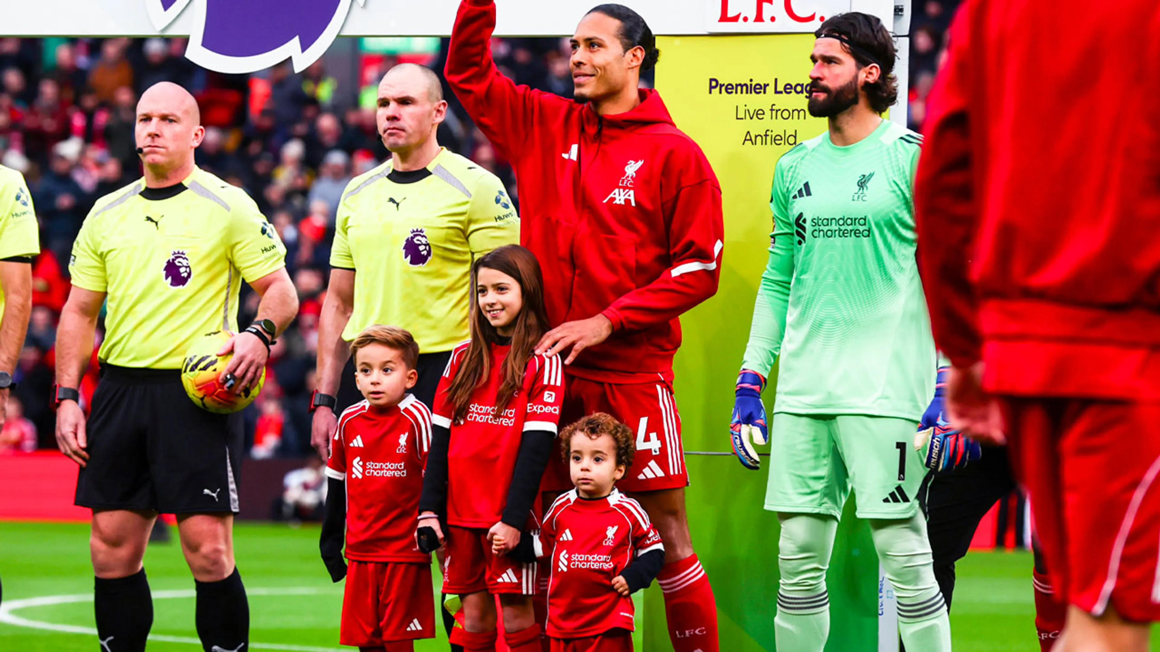 Van Dijk vond oplopen met kinderen van Jota een eer: 'Iets dat ze voor altijd zullen herinneren'