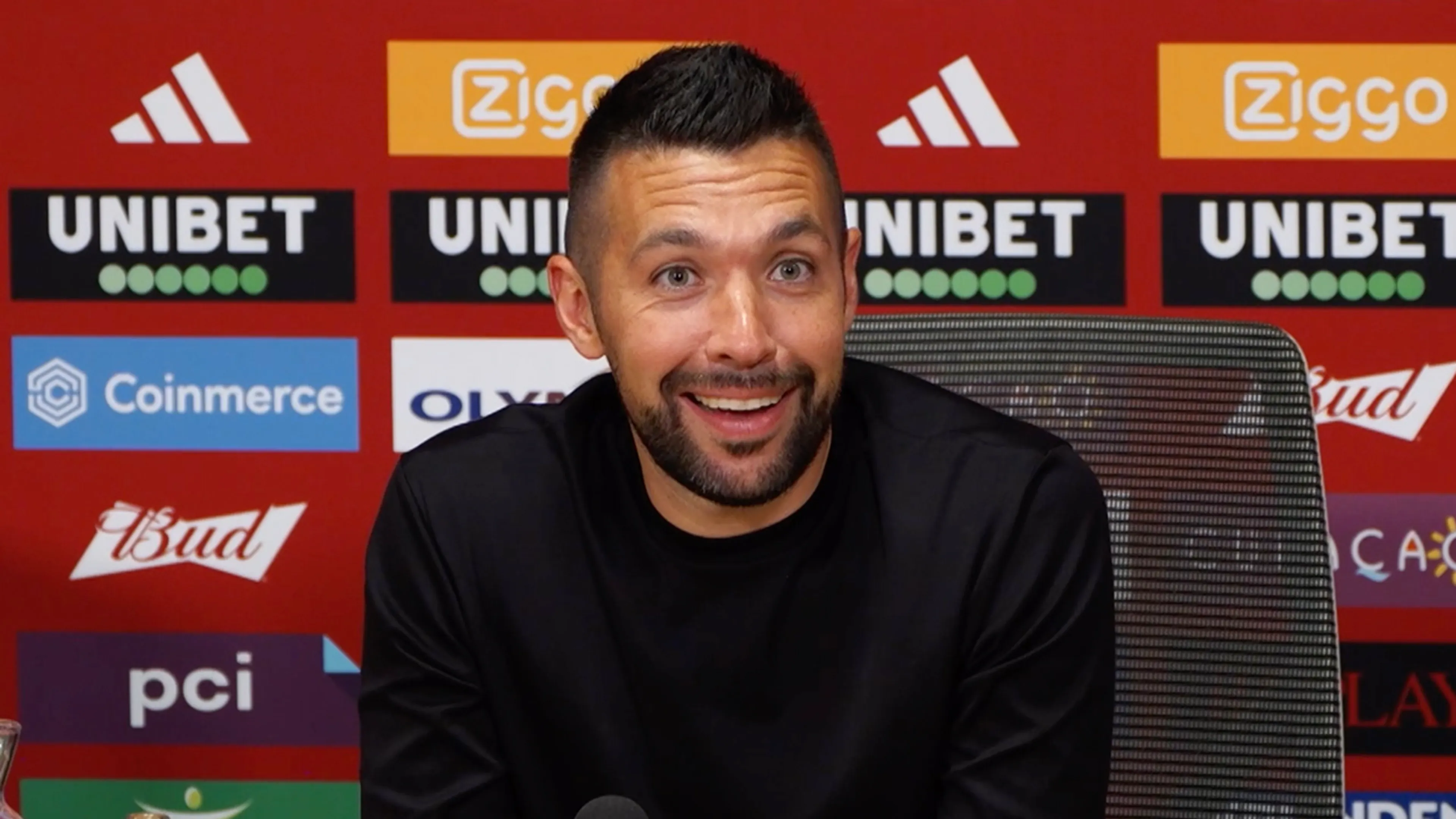 Farioli start persconferentie met compliment voor supporters: 'Sfeer was fantastisch'