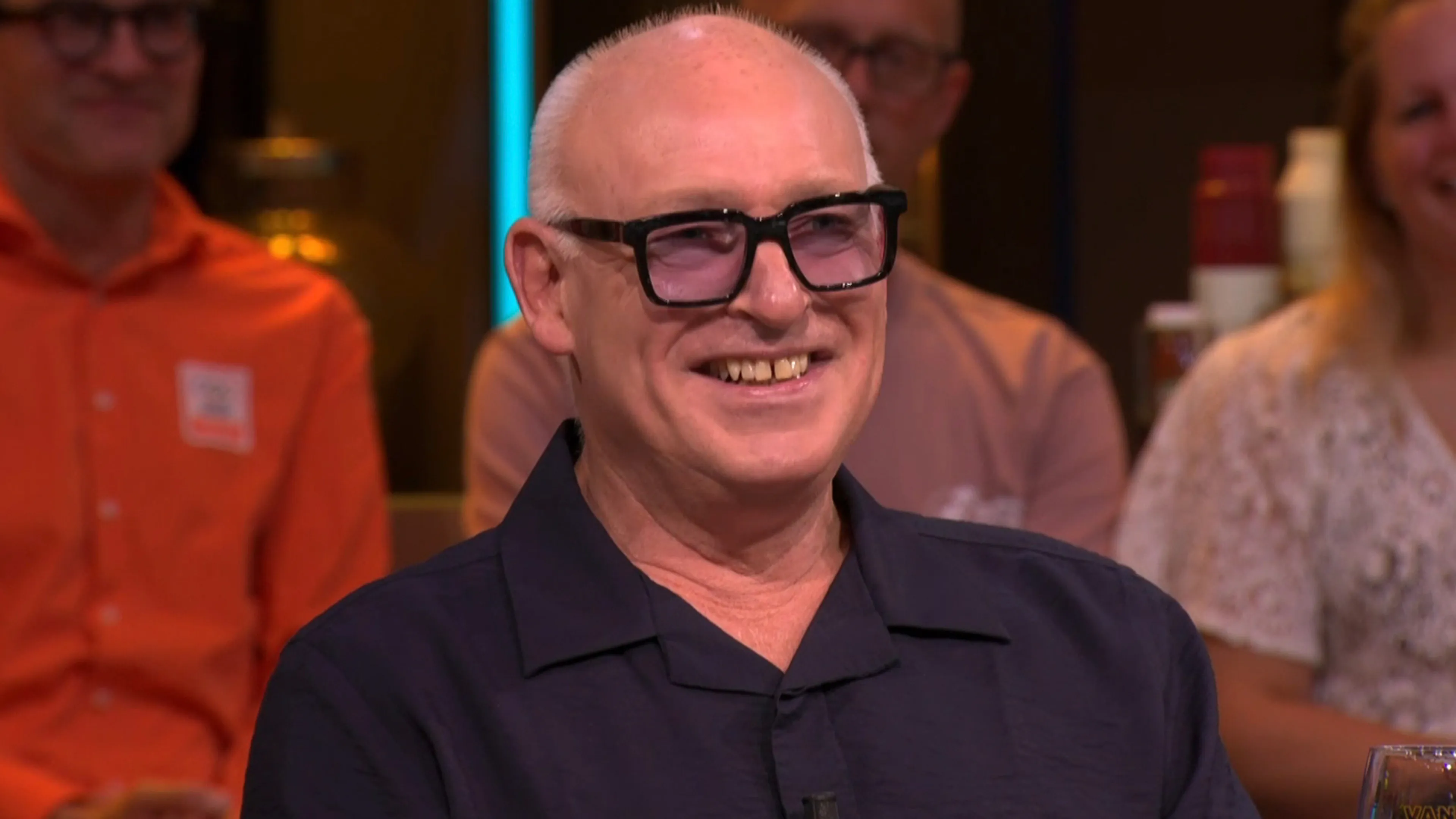 René van der Gijp hoort dat groepje Oranje-spelers bidt: 'Die God heeft het wel druk hè?'
