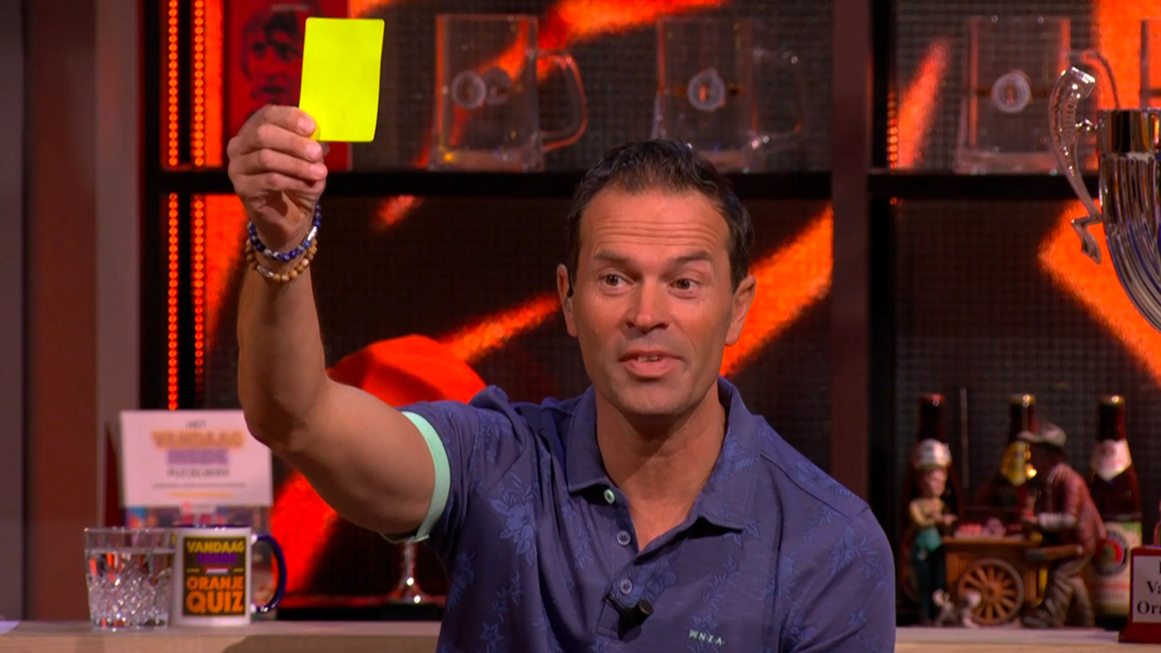 Bas Nijhuis deelt gele kaart uit tijdens Vandaag Inside Oranje Quiz: 'Jij keek af!'