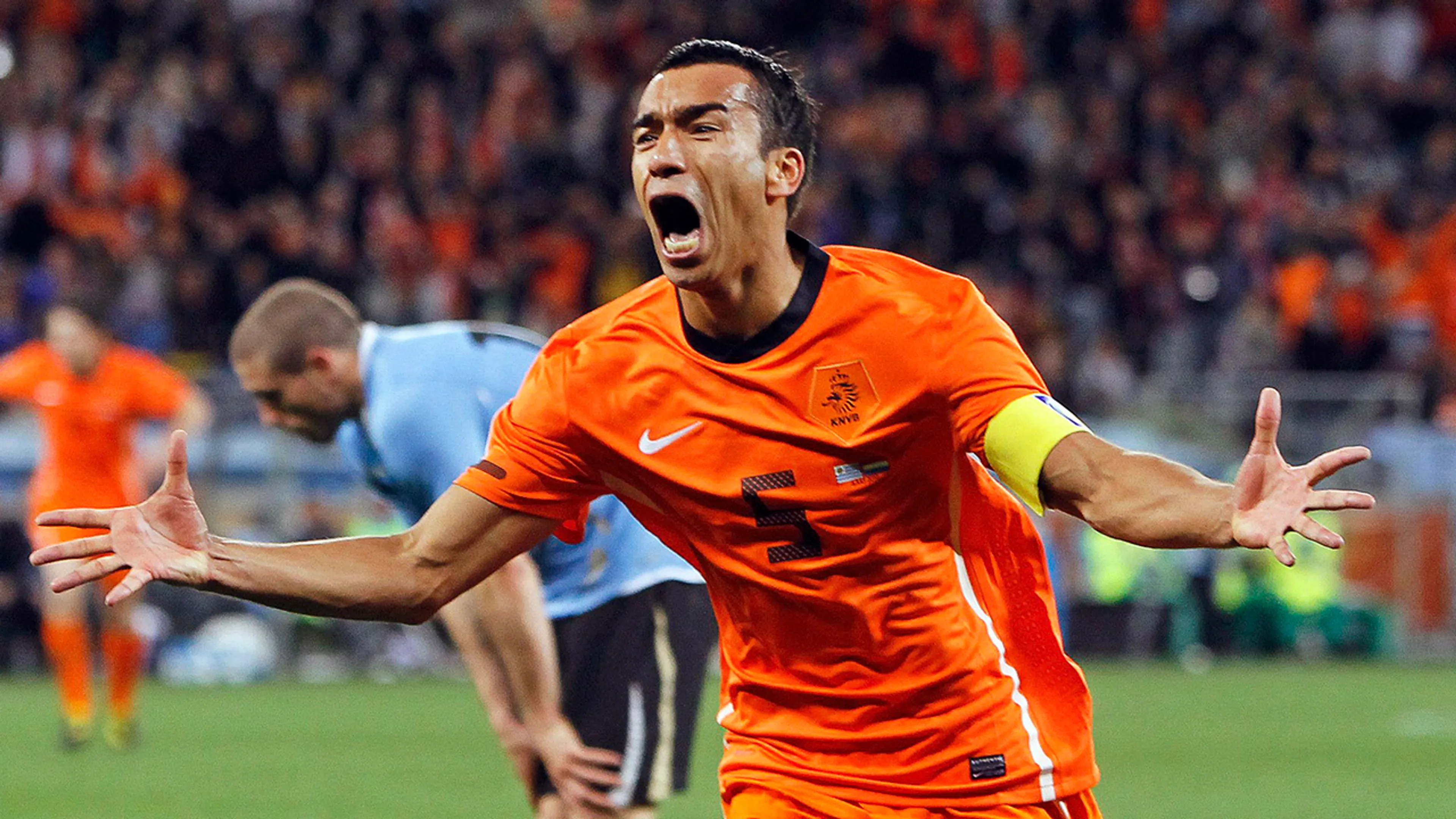 THROWBACK: Sensationeel afstandsschot Van Bronckhorst 