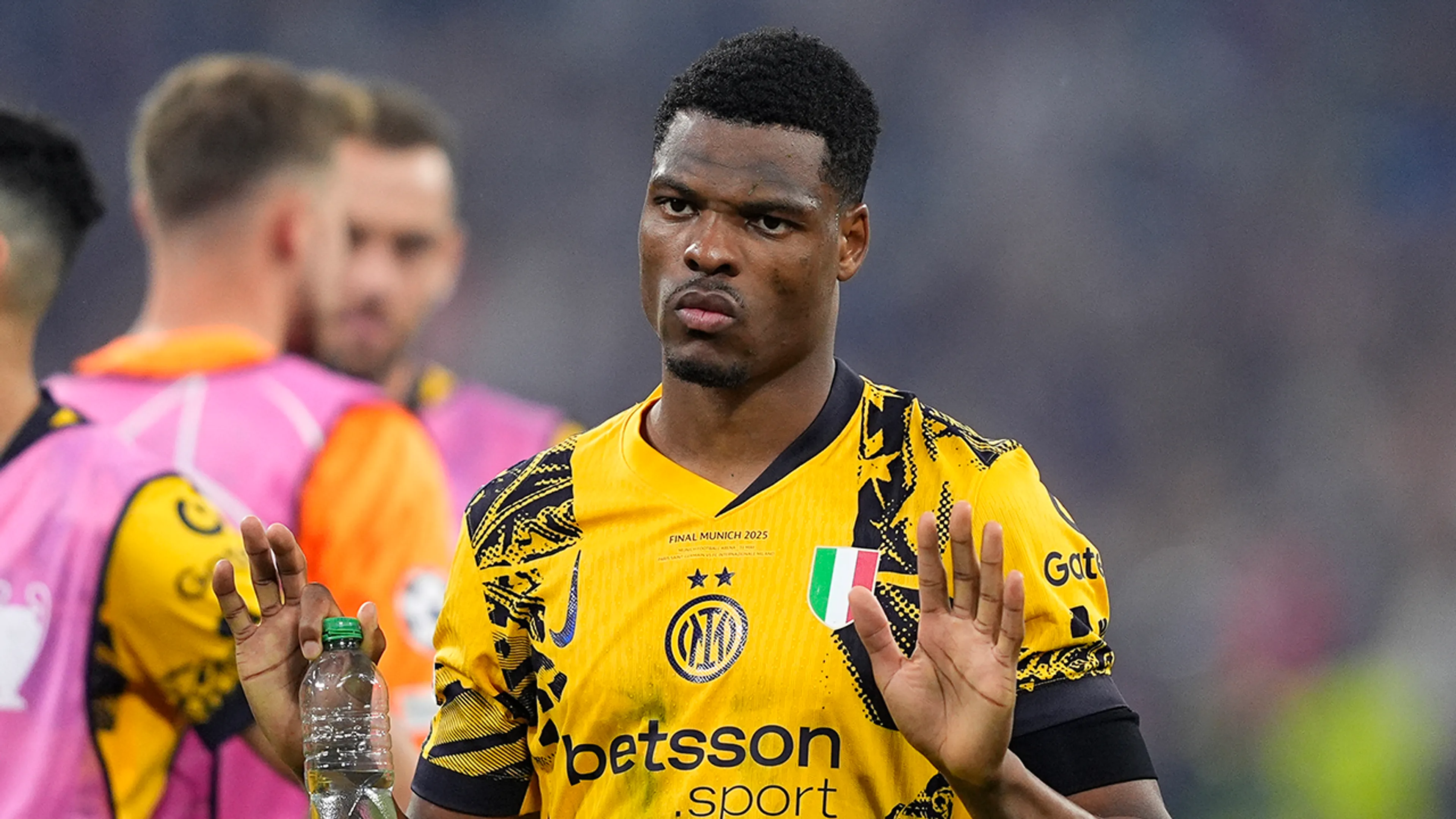 Aangeslagen Denzel Dumfries na vernedering in CL-finale met Inter: 'Een zwarte dag'
