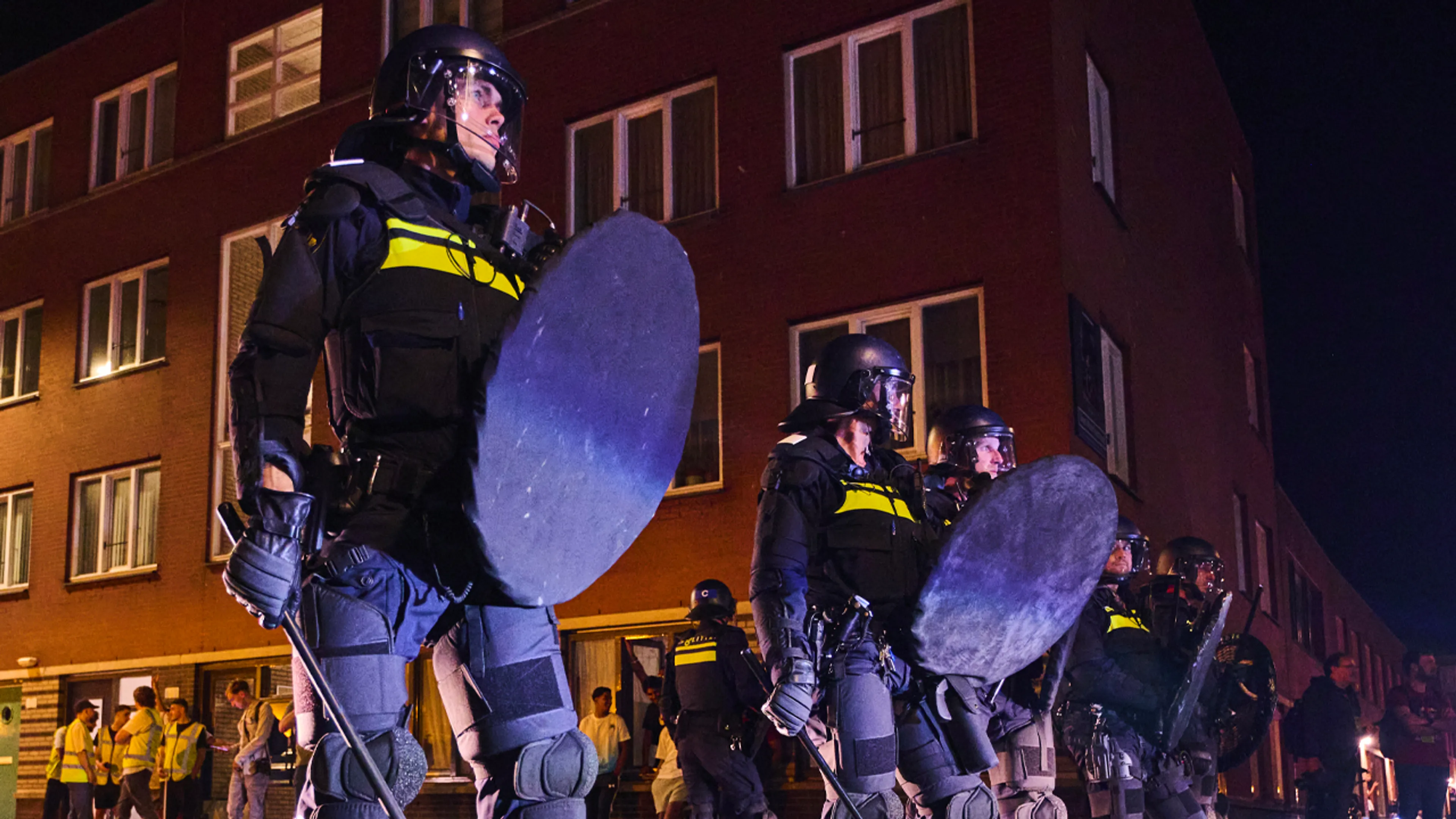 ME grijpt in bij onrust in Den Haag, Rotterdam en Amsterdam na uitschakeling Marokko