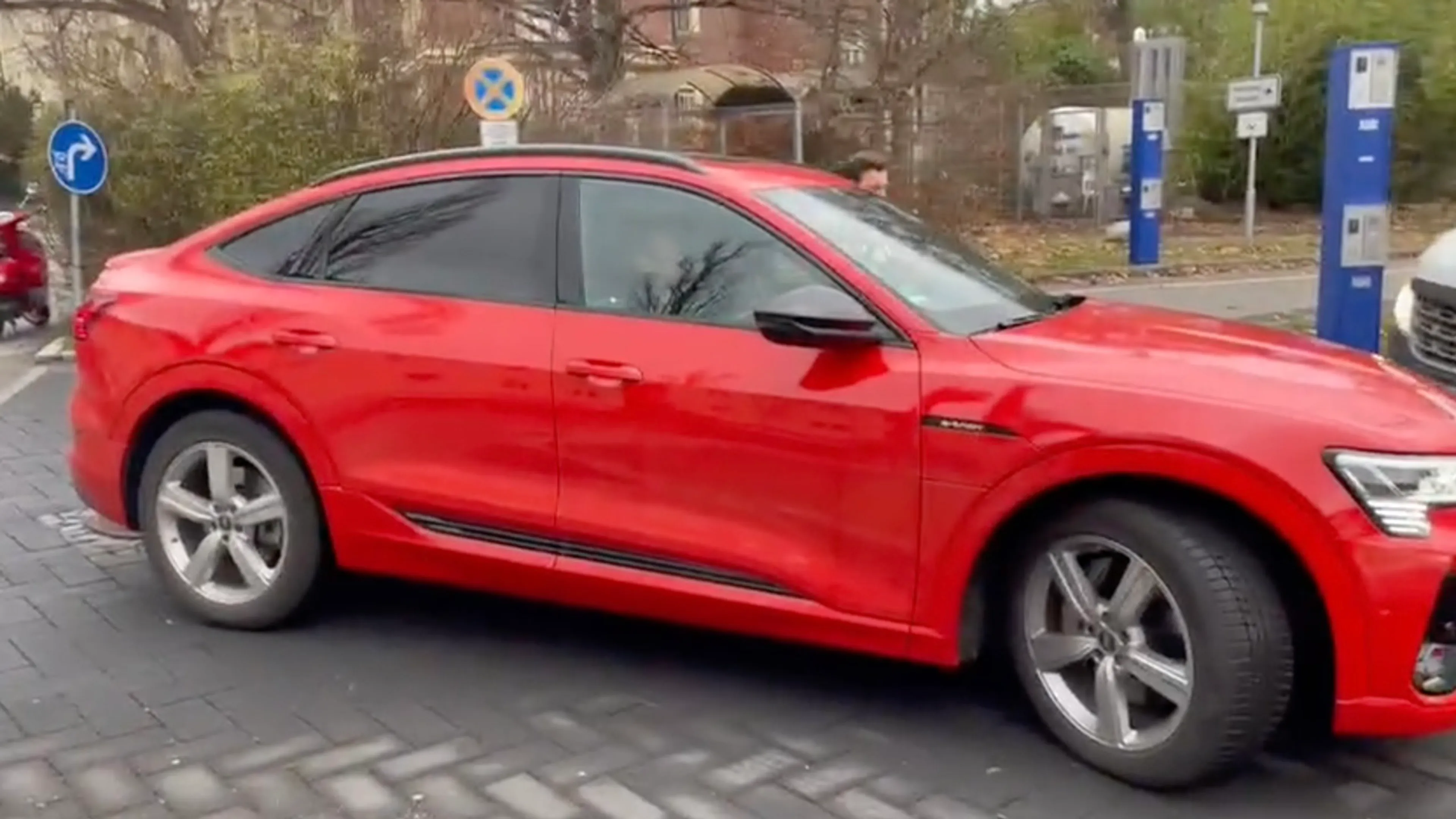 Video: Daley Blind arriveert in München voor medische keuring