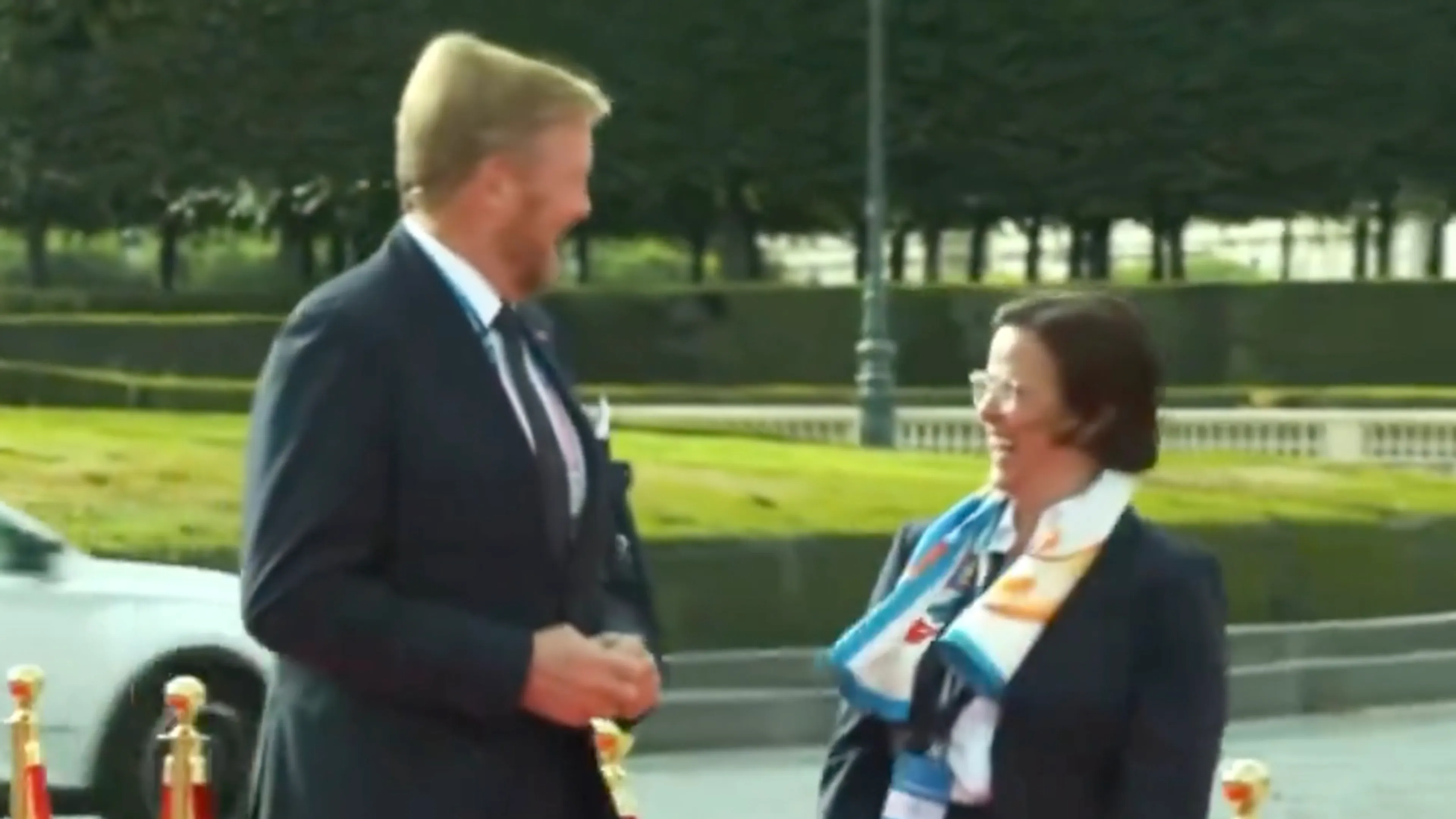 Koning grapt over te vroeg zijn bij galadiner in Parijs: 'Ik ben té Nederlands!'