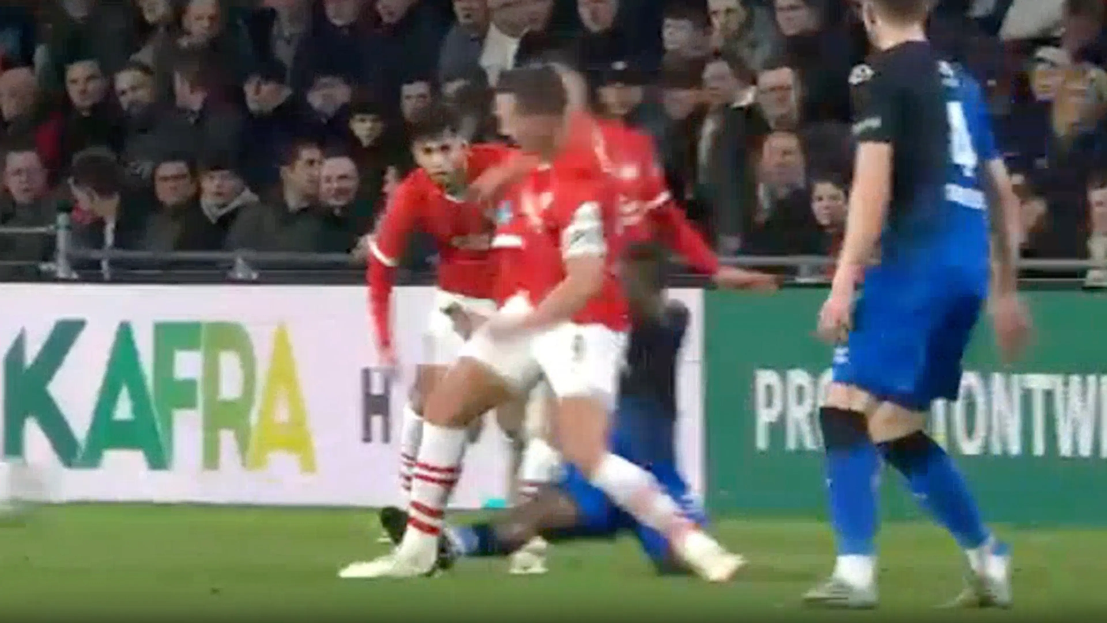 Heracles verder met tien man tegen PSV na harde tackle van Limbombe op De Jong