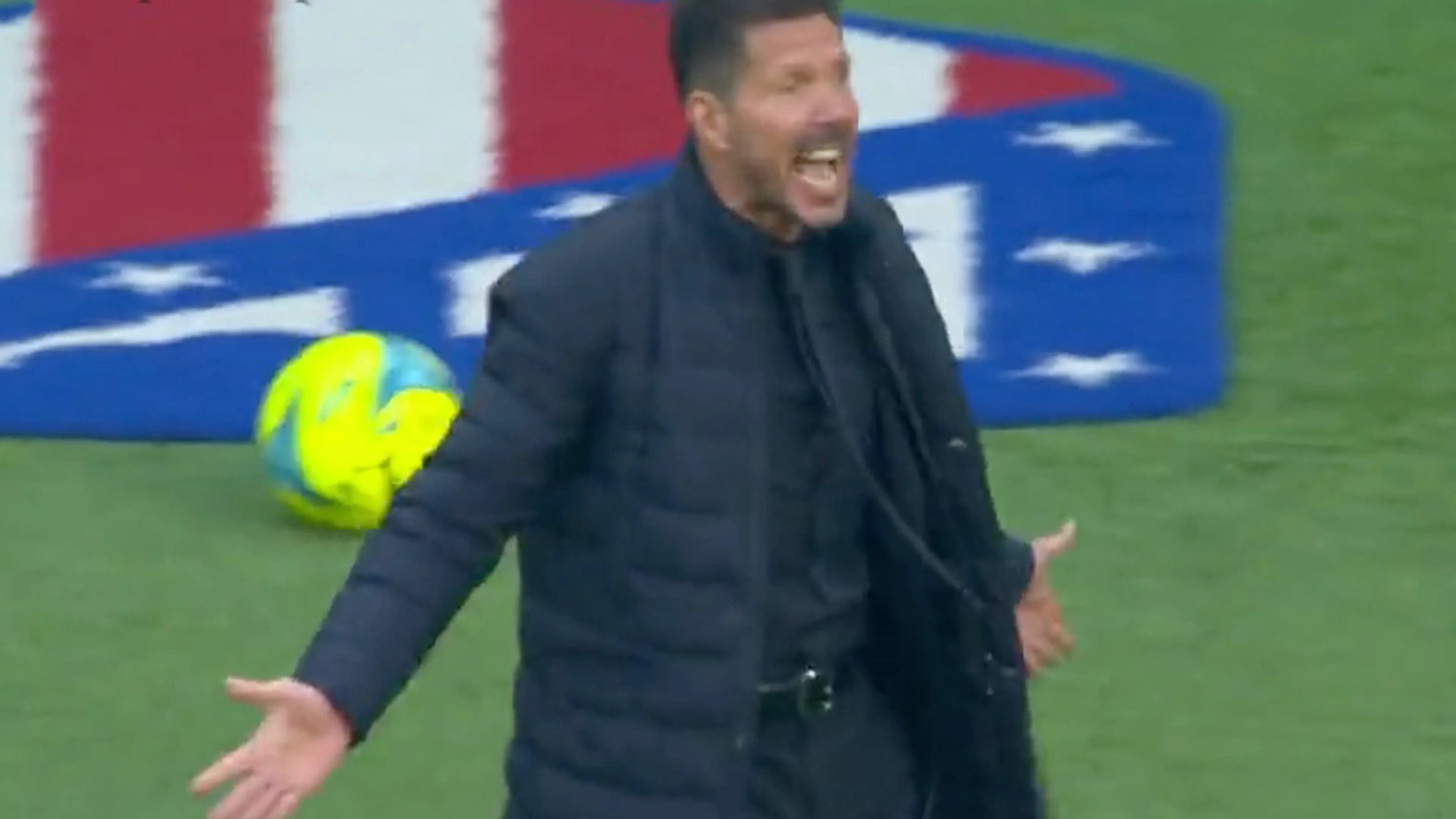VIDEO: Diego Simeone krijgt al na zes minuten een gele kaart!