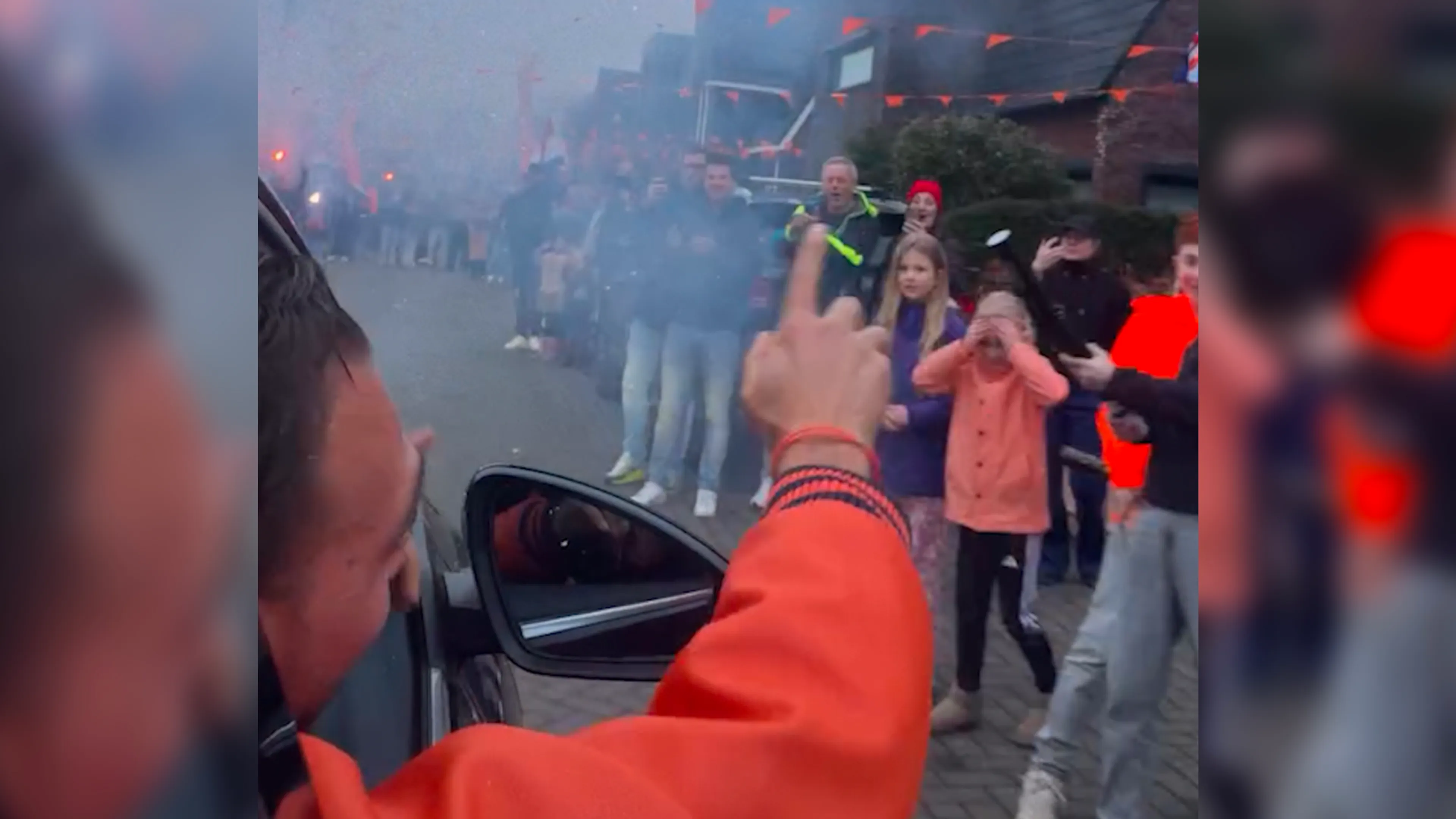 Video: Kjeld Nuis en Joy Beune na olympische medailles als helden onthaald door buren!
