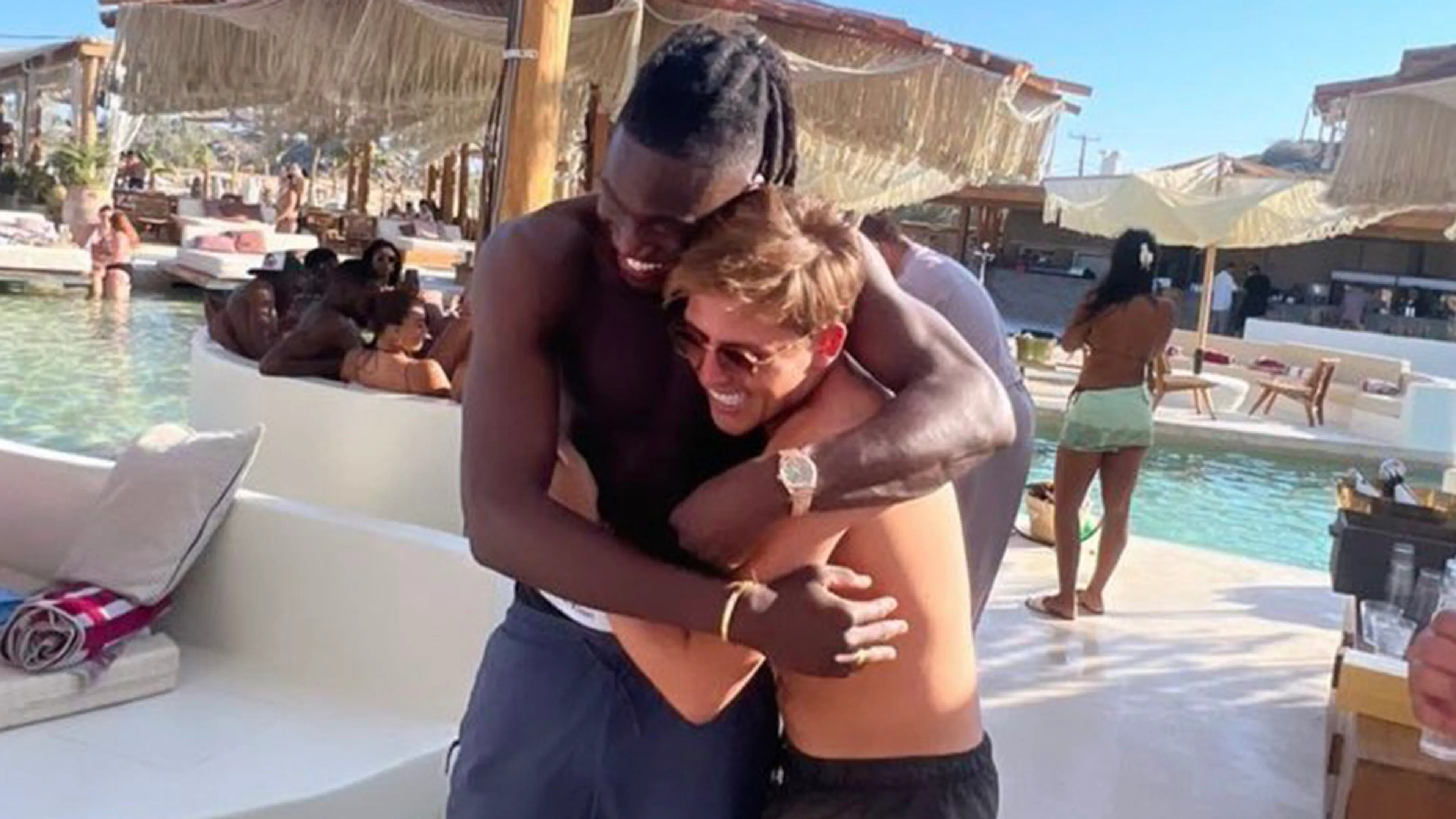 Lil Kleine en Ajacied Bassey vermaken zich samen op Mykonos