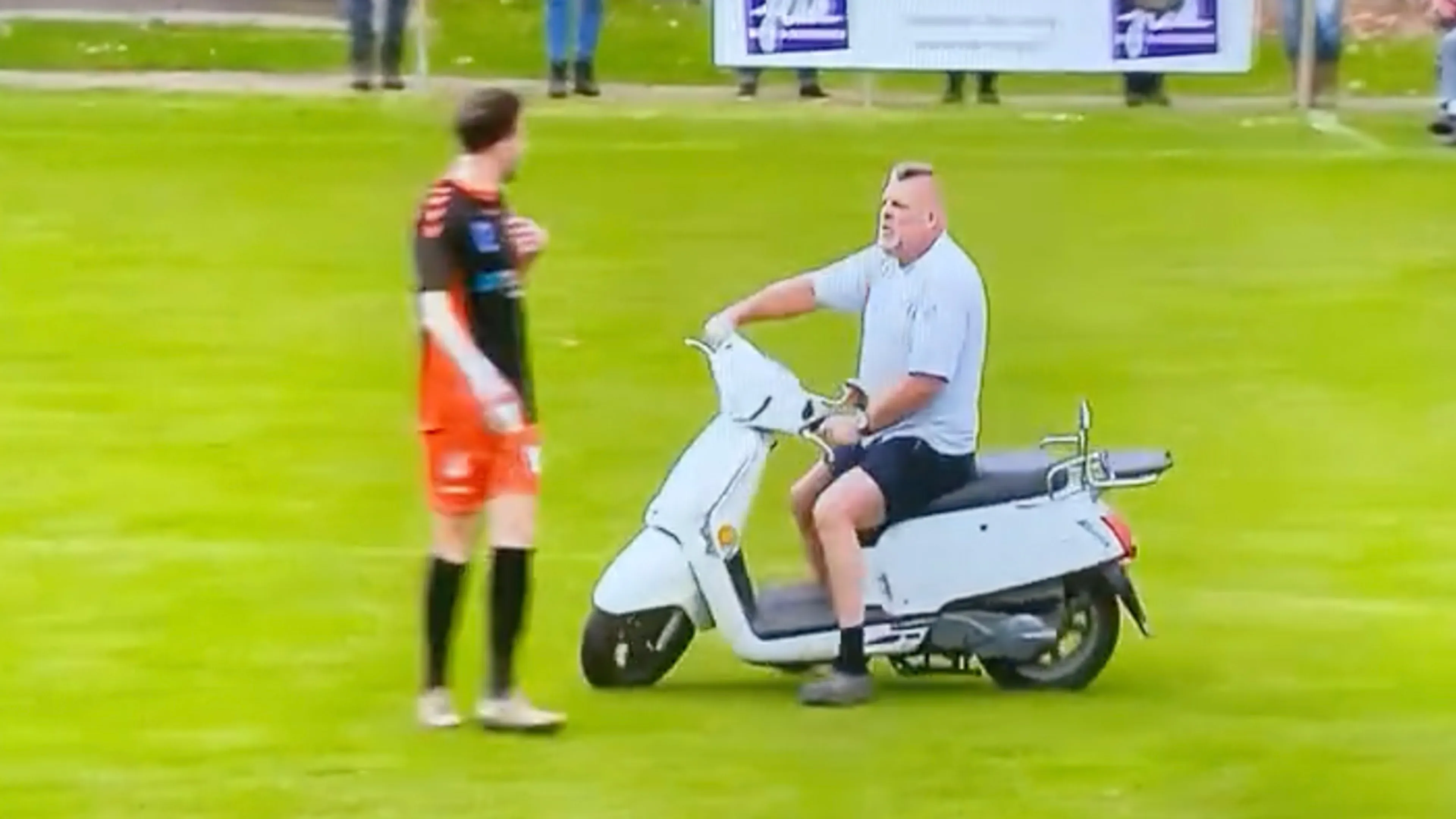 Boze man op scooter rijdt veld op tijdens VV Veenhuizen - Vitesse'63