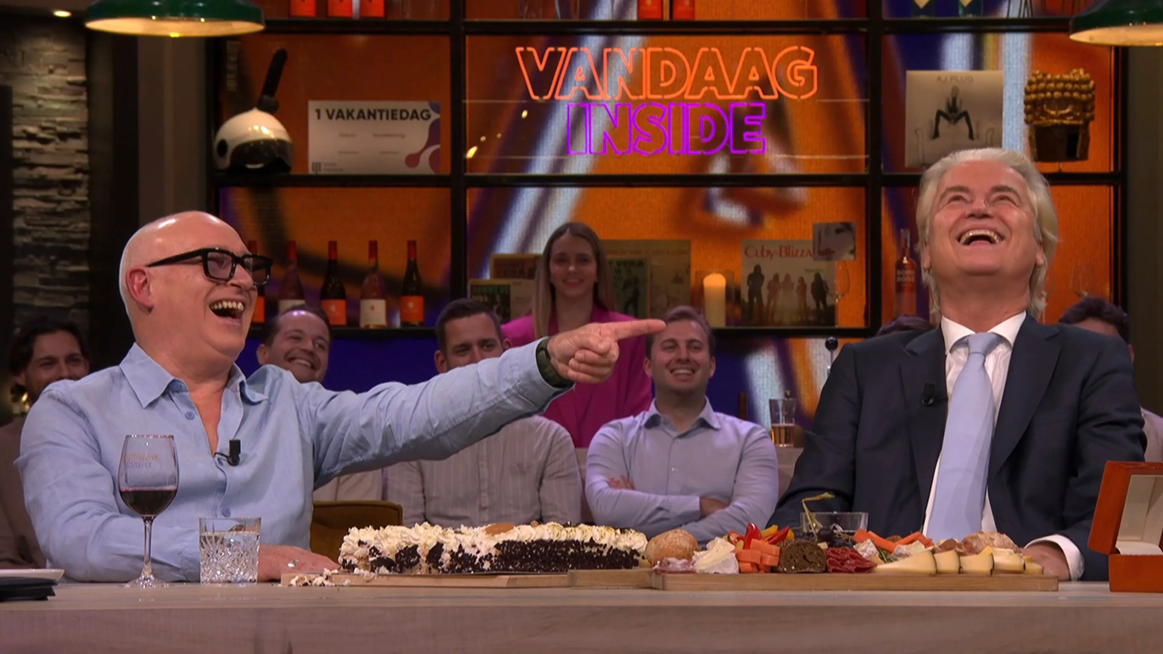 René van der Gijp en Geert Wilders lachen om Johan Derksen: 'Jij wordt uit de partij gezet!'